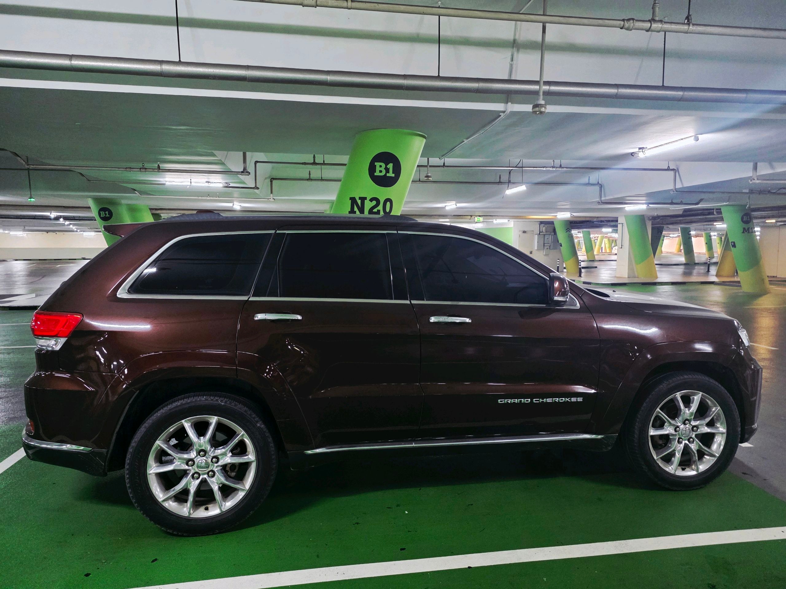 Marrón oscuro Jeep Grand Cherokee Summit 2015