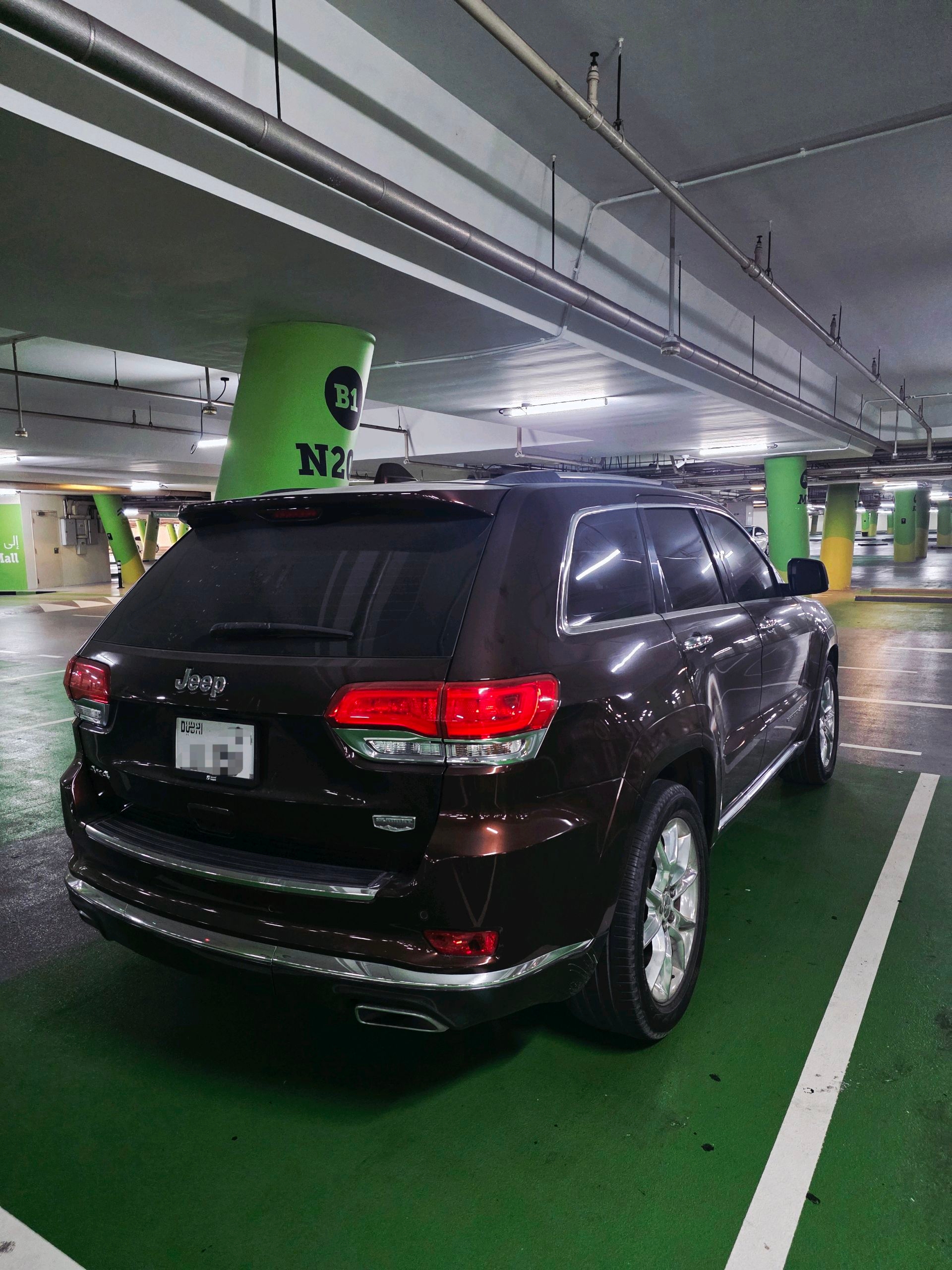 Marrón oscuro Jeep Grand Cherokee Summit 2015