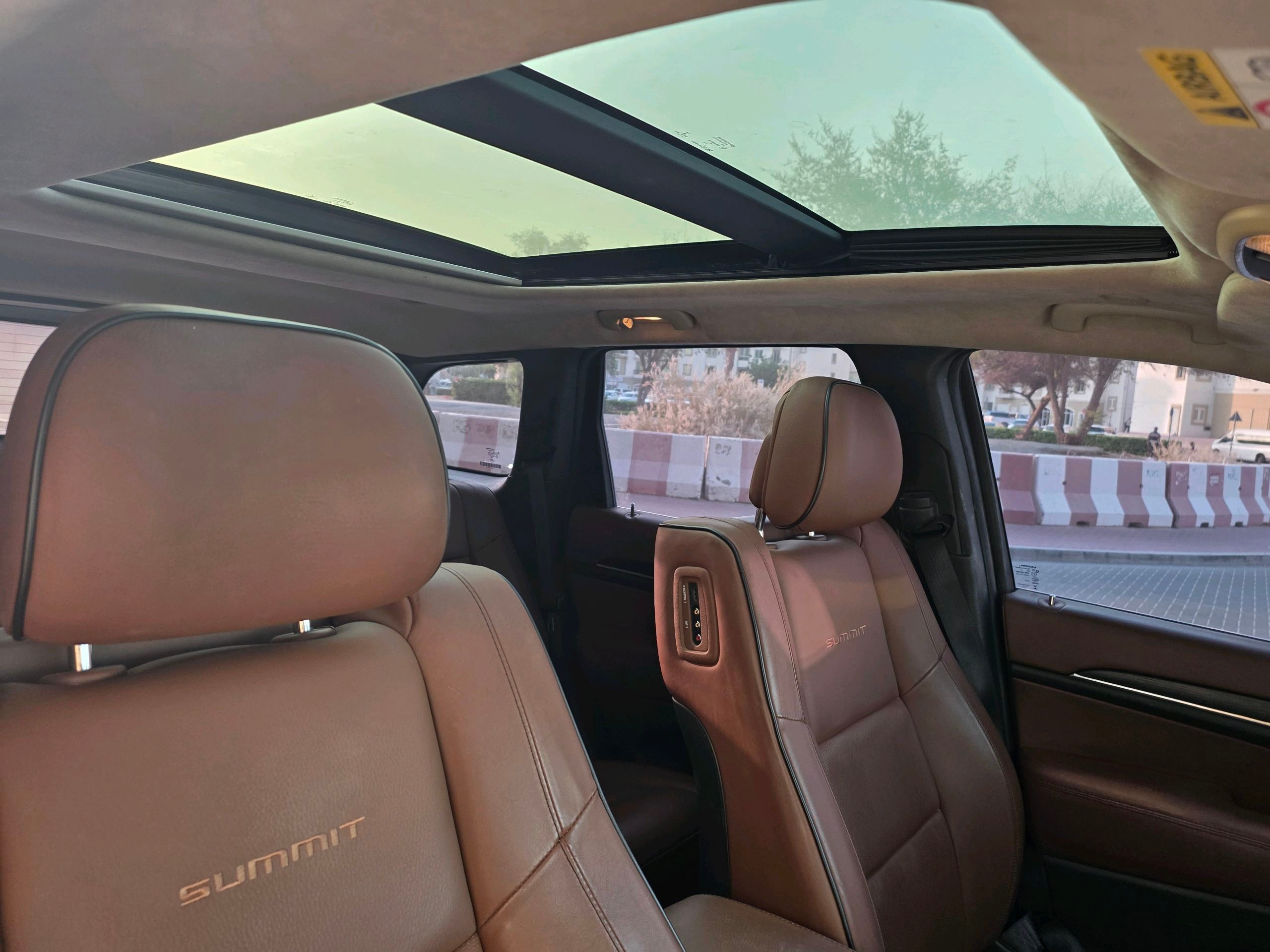 Marrón oscuro Jeep Grand Cherokee Summit 2015
