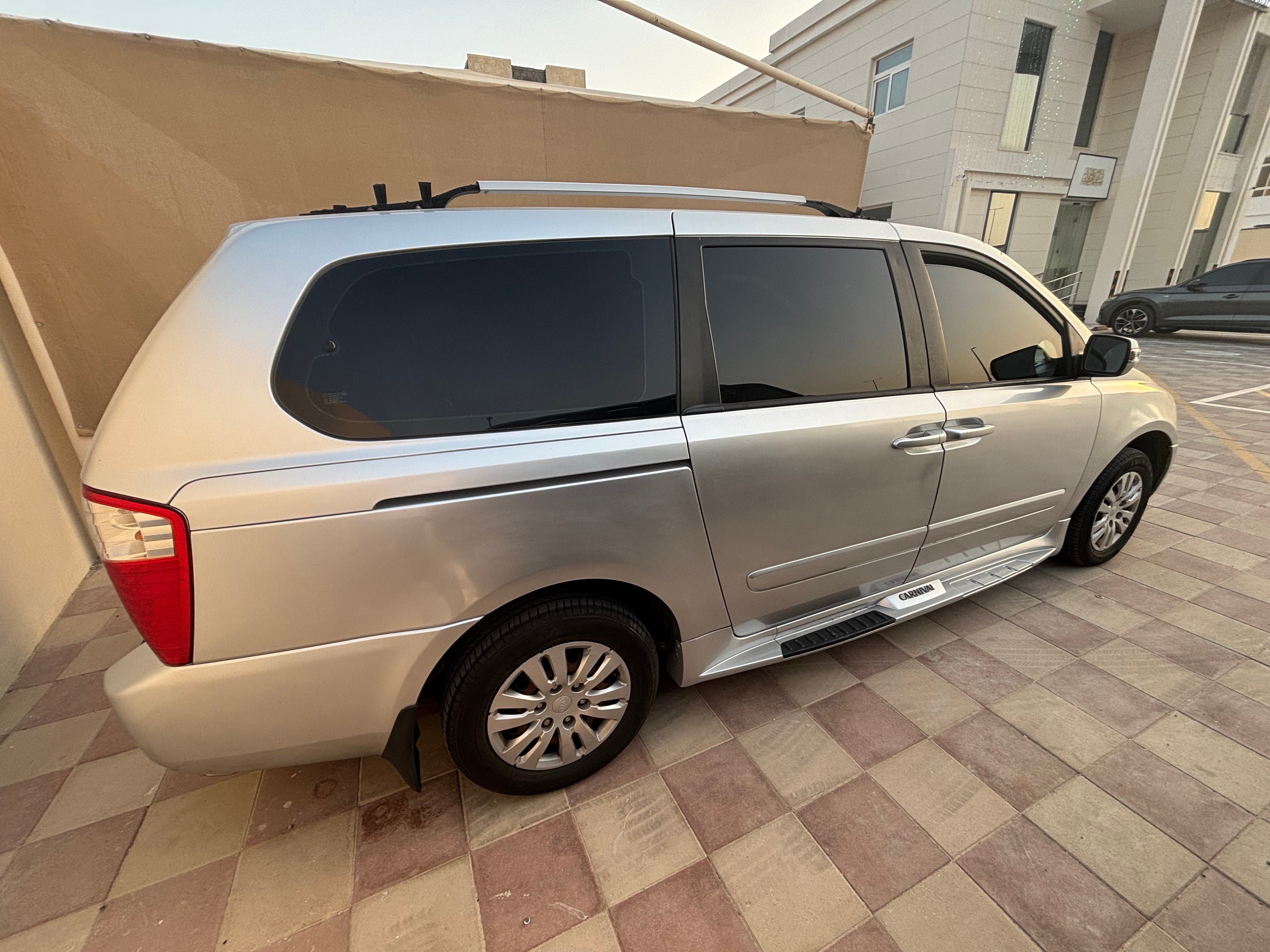 D'argento Kia Grand Carnival LX 2015