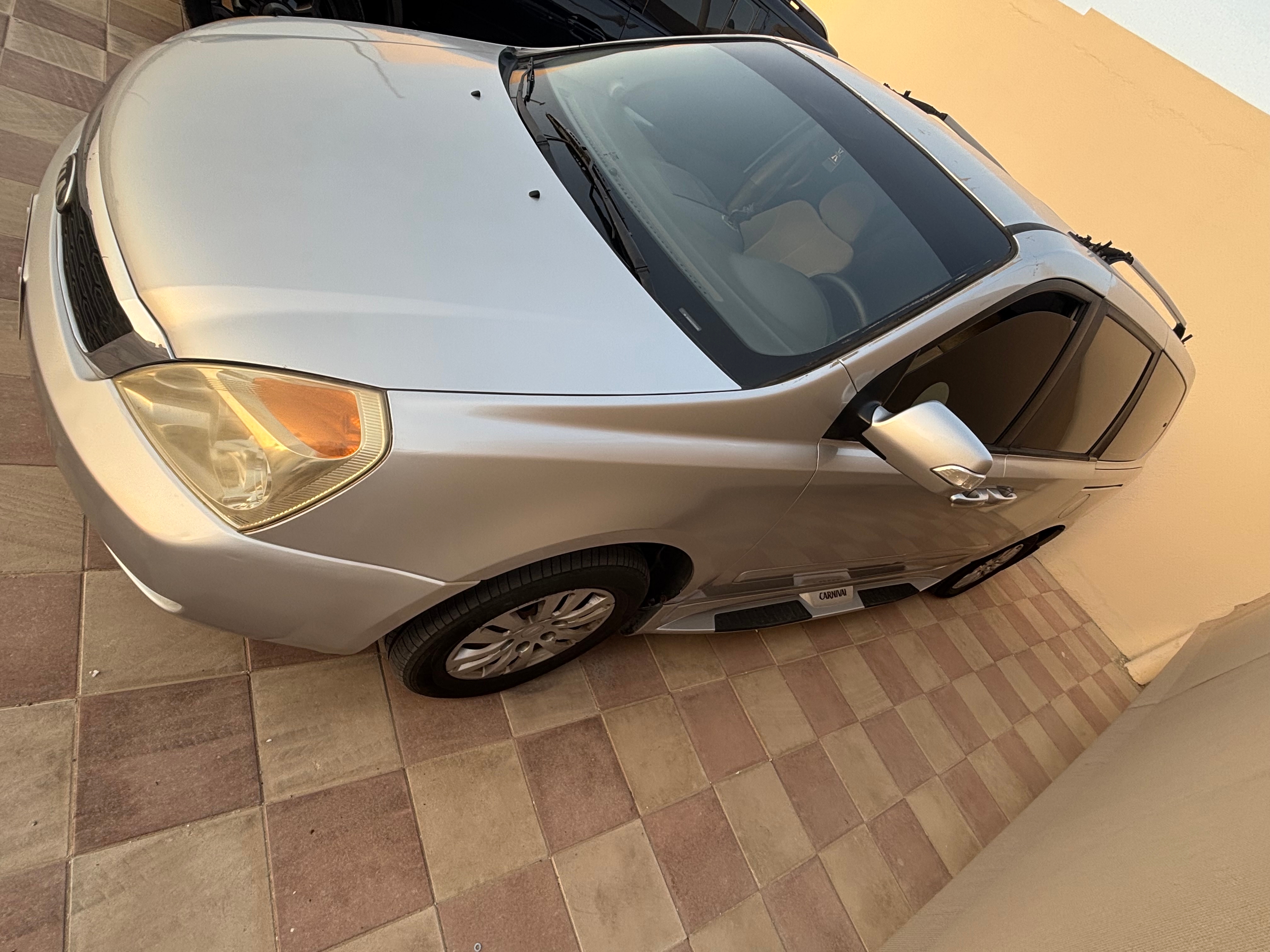 D'argento Kia Grand Carnival LX 2015