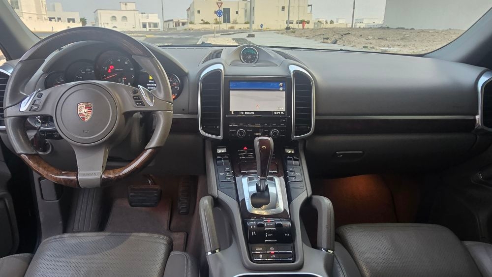 Black Porsche Cayenne S 2011