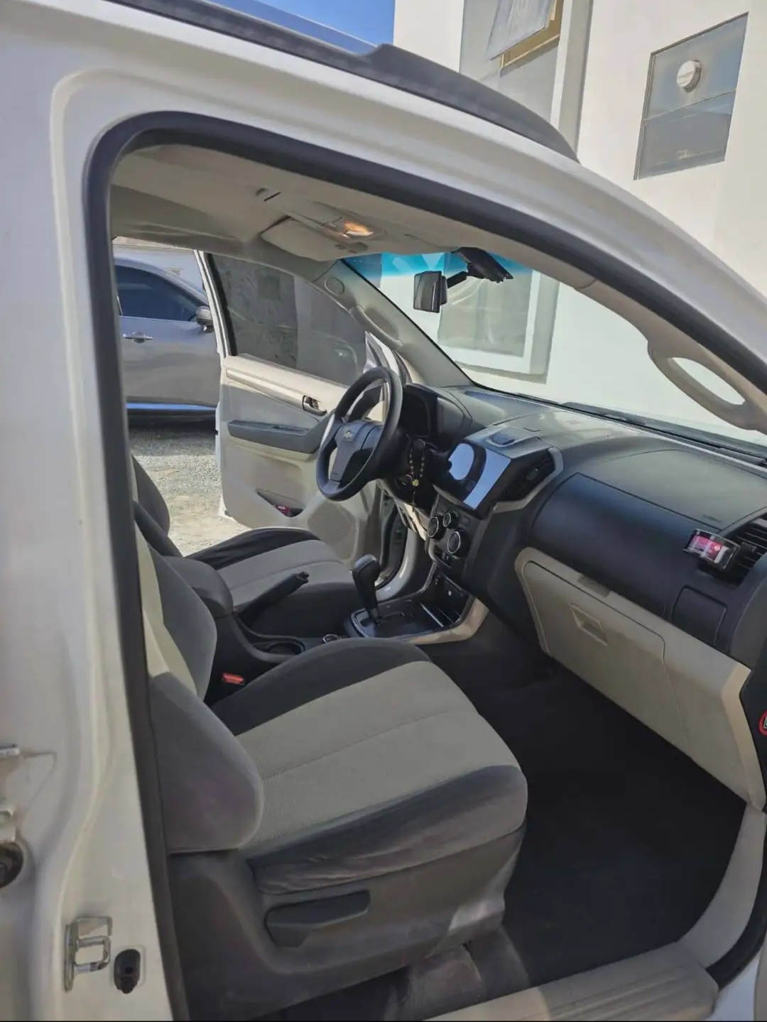 White Chevrolet Trailblazer LT 2013
