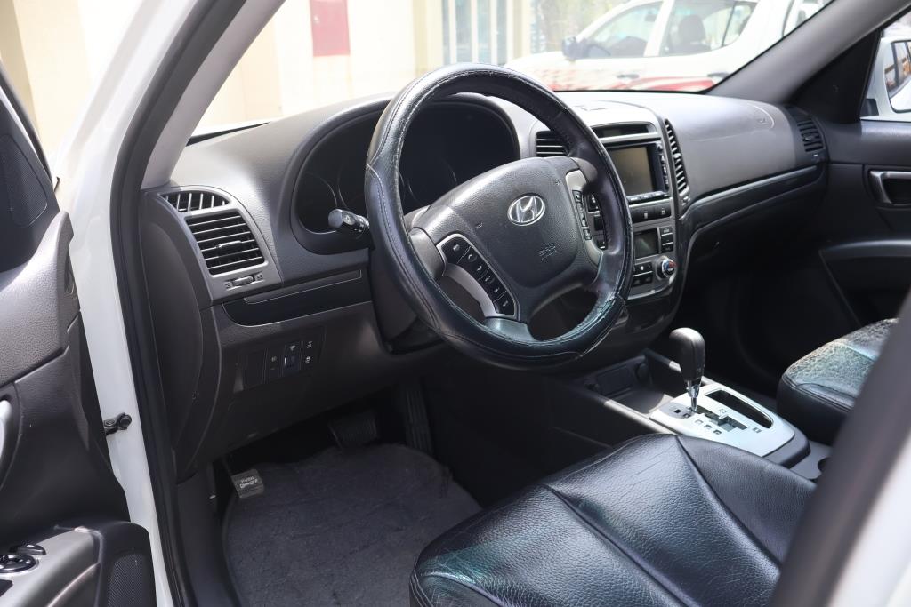Weiß Hyundai Santa Fe Limited 2010