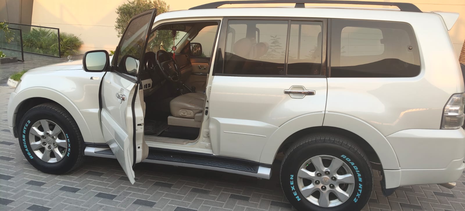 Pearl White Mitsubishi Pajero GLS 2014