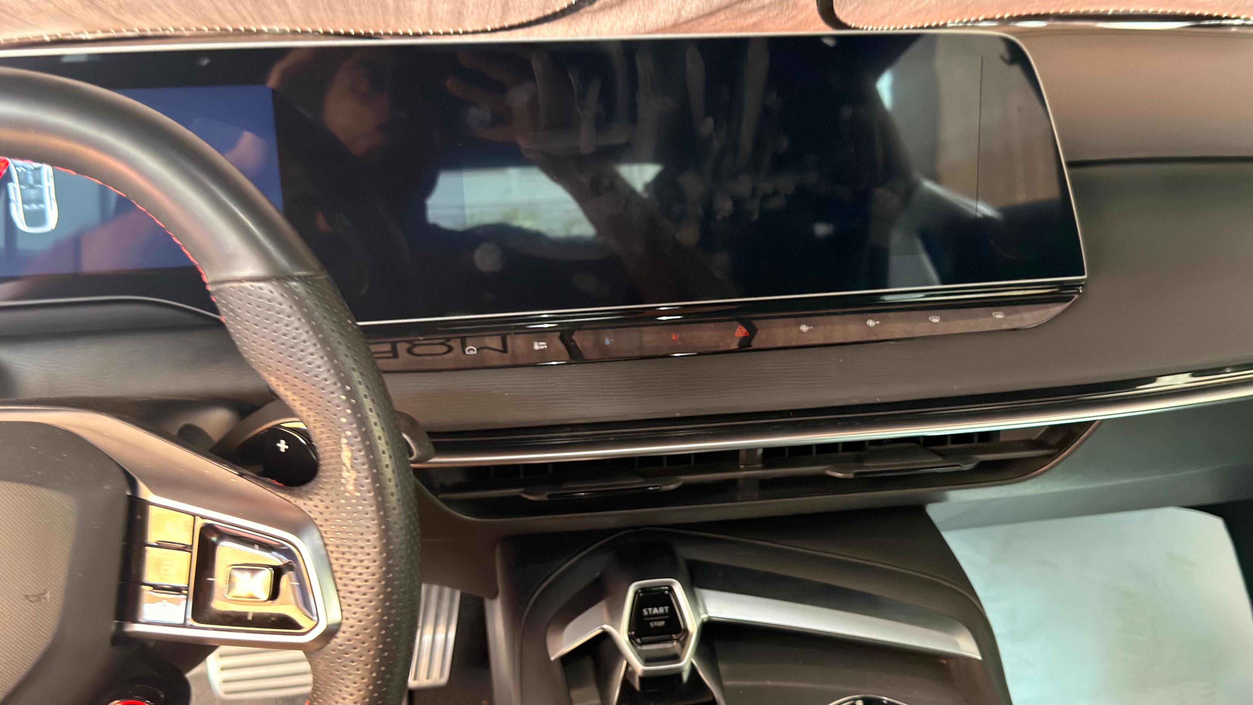 黑色的 MG 7 Luxury 2025