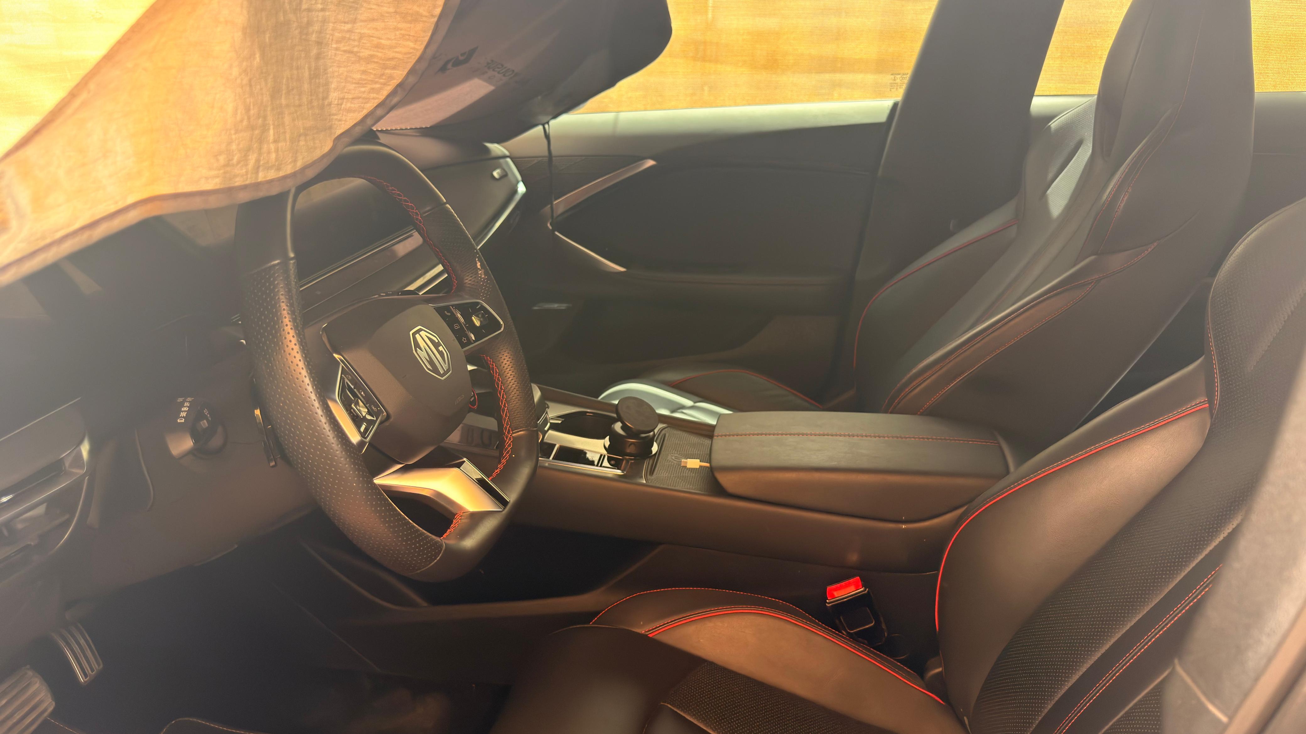 黑色的 MG 7 Luxury 2025