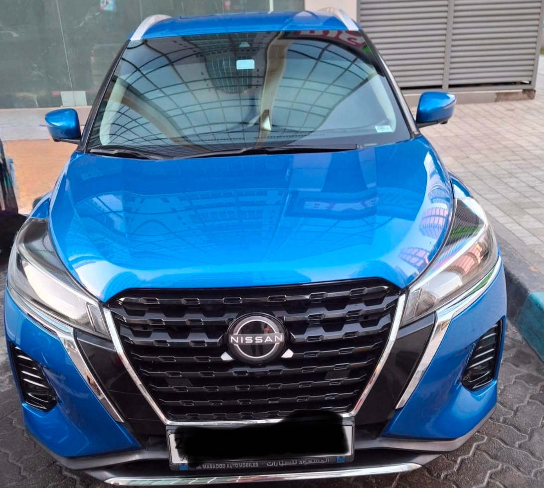 Blau Nissan Kicks SL 2024