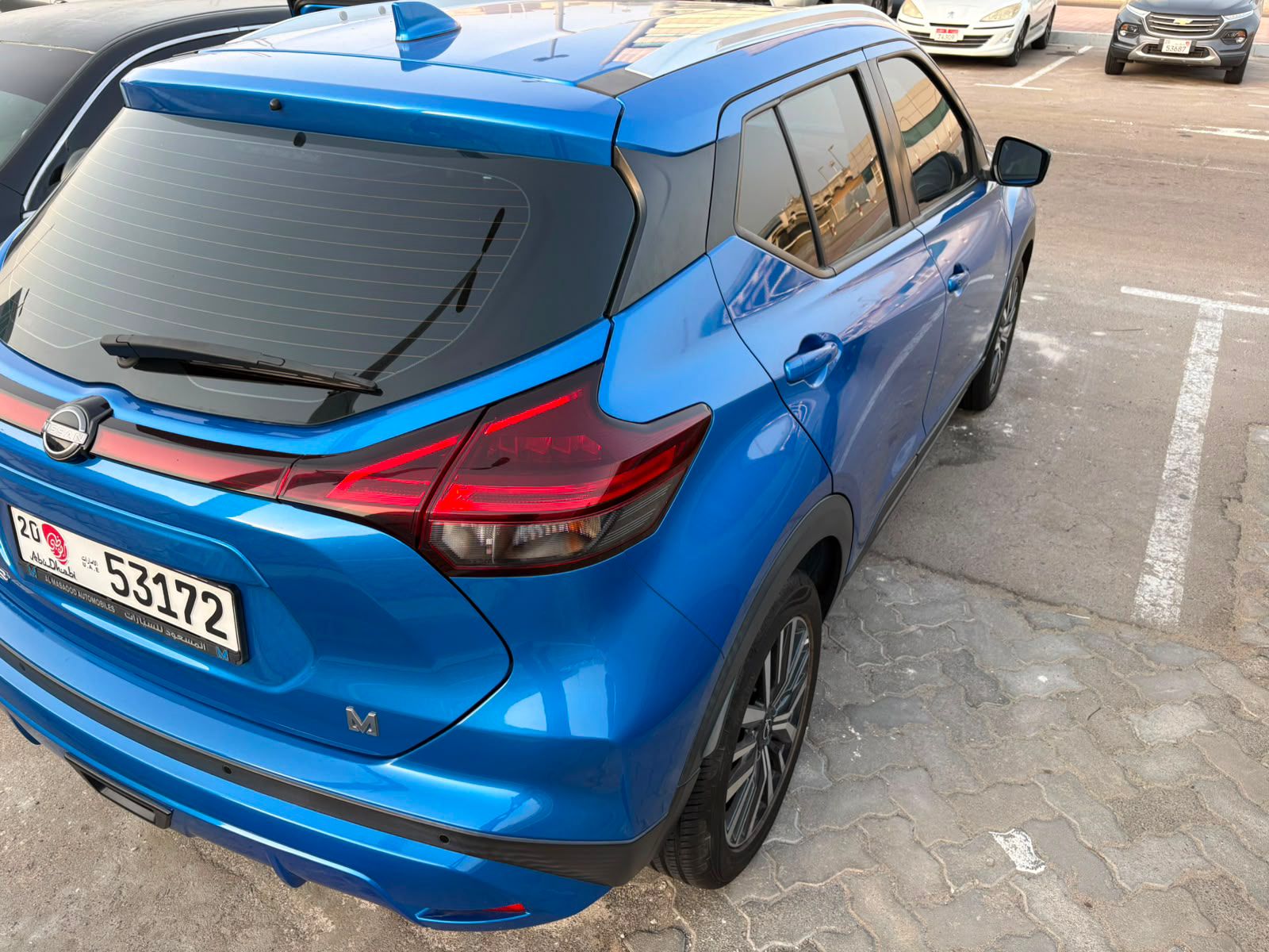 Blau Nissan Kicks SL 2024