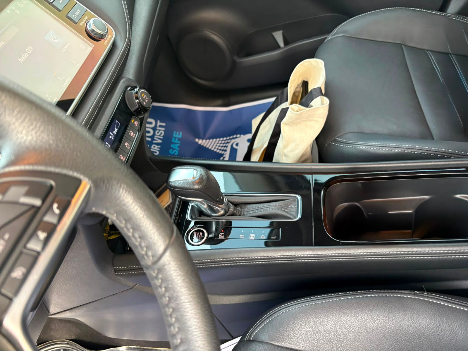 Blau Nissan Kicks SL 2024