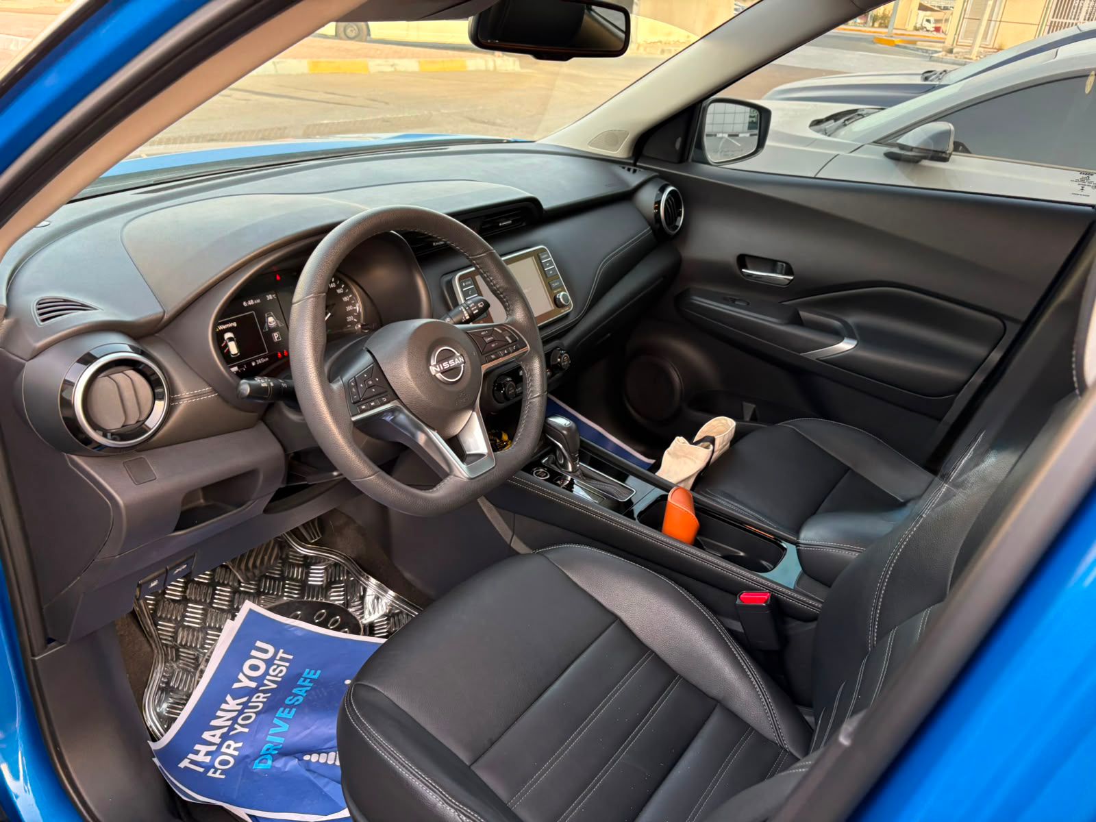 Blau Nissan Kicks SL 2024
