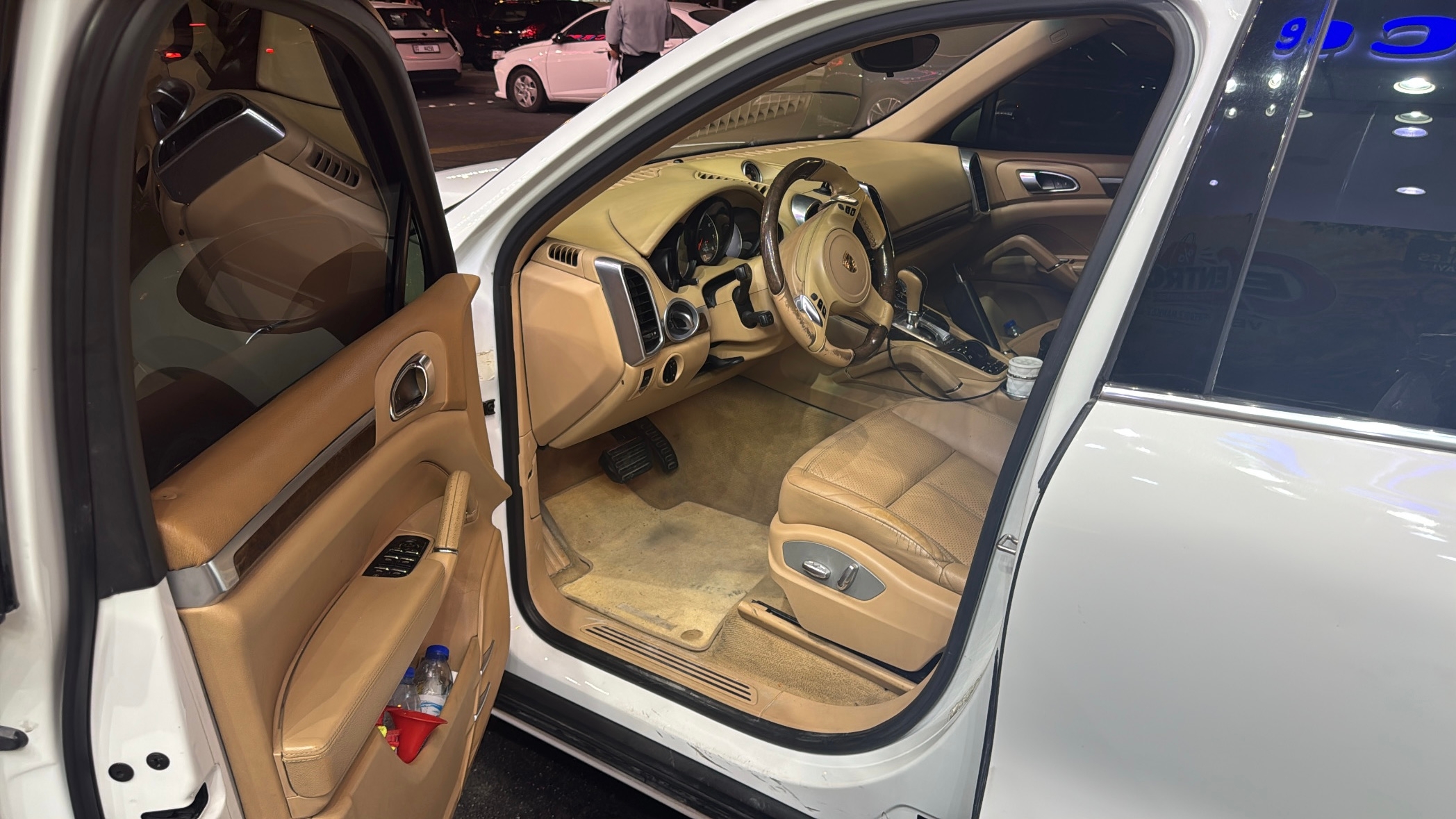White Porsche Cayenne Standard 2013