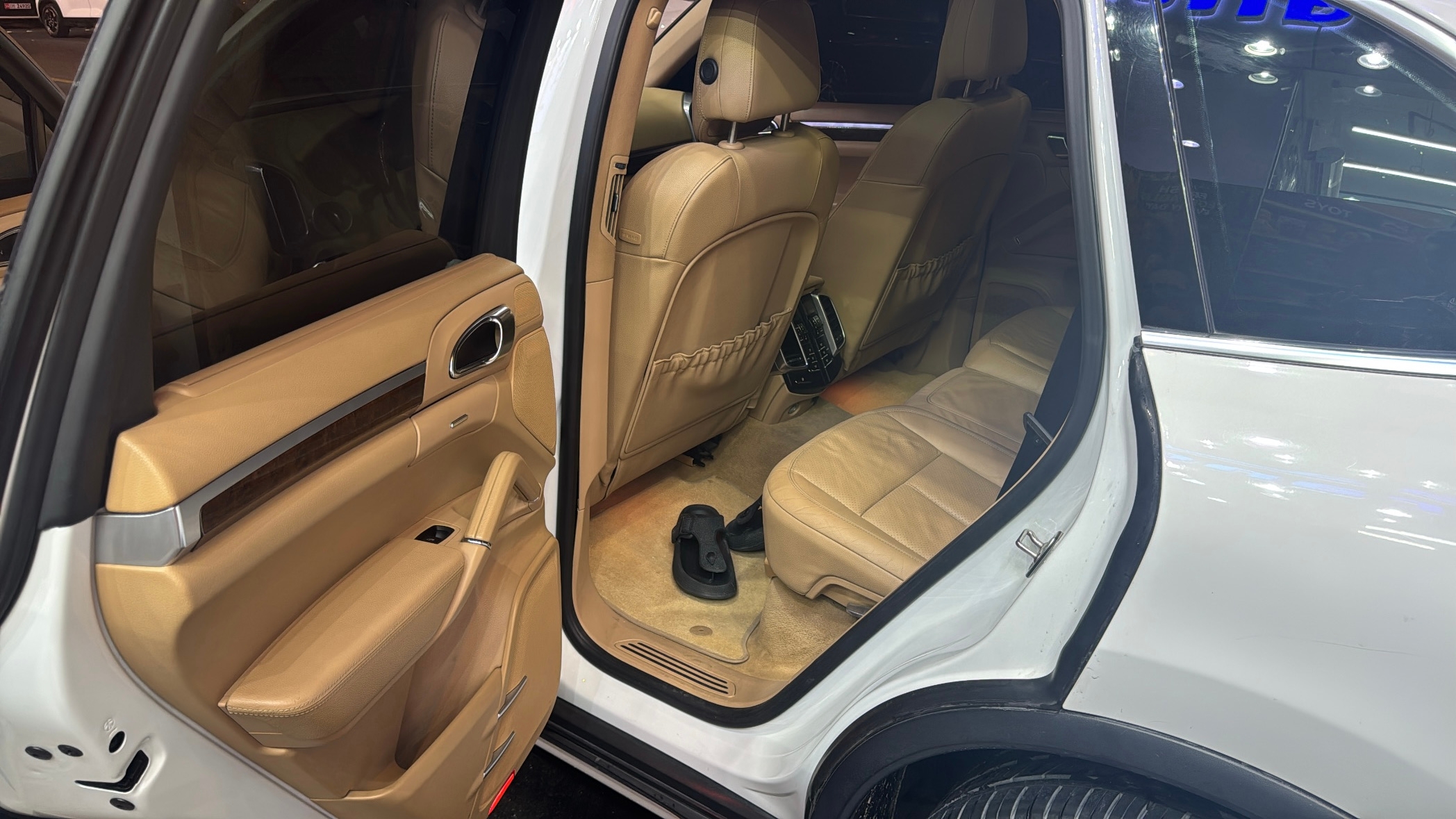 White Porsche Cayenne Standard 2013