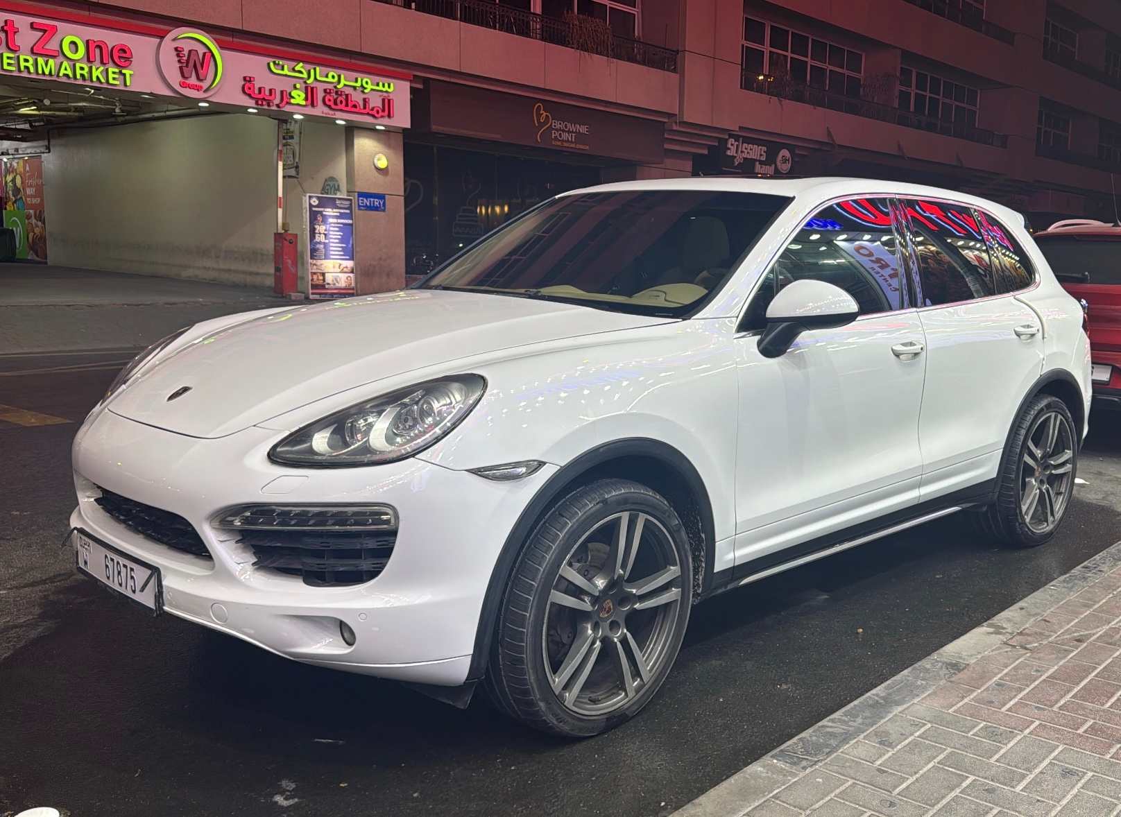 White Porsche Cayenne Standard 2013