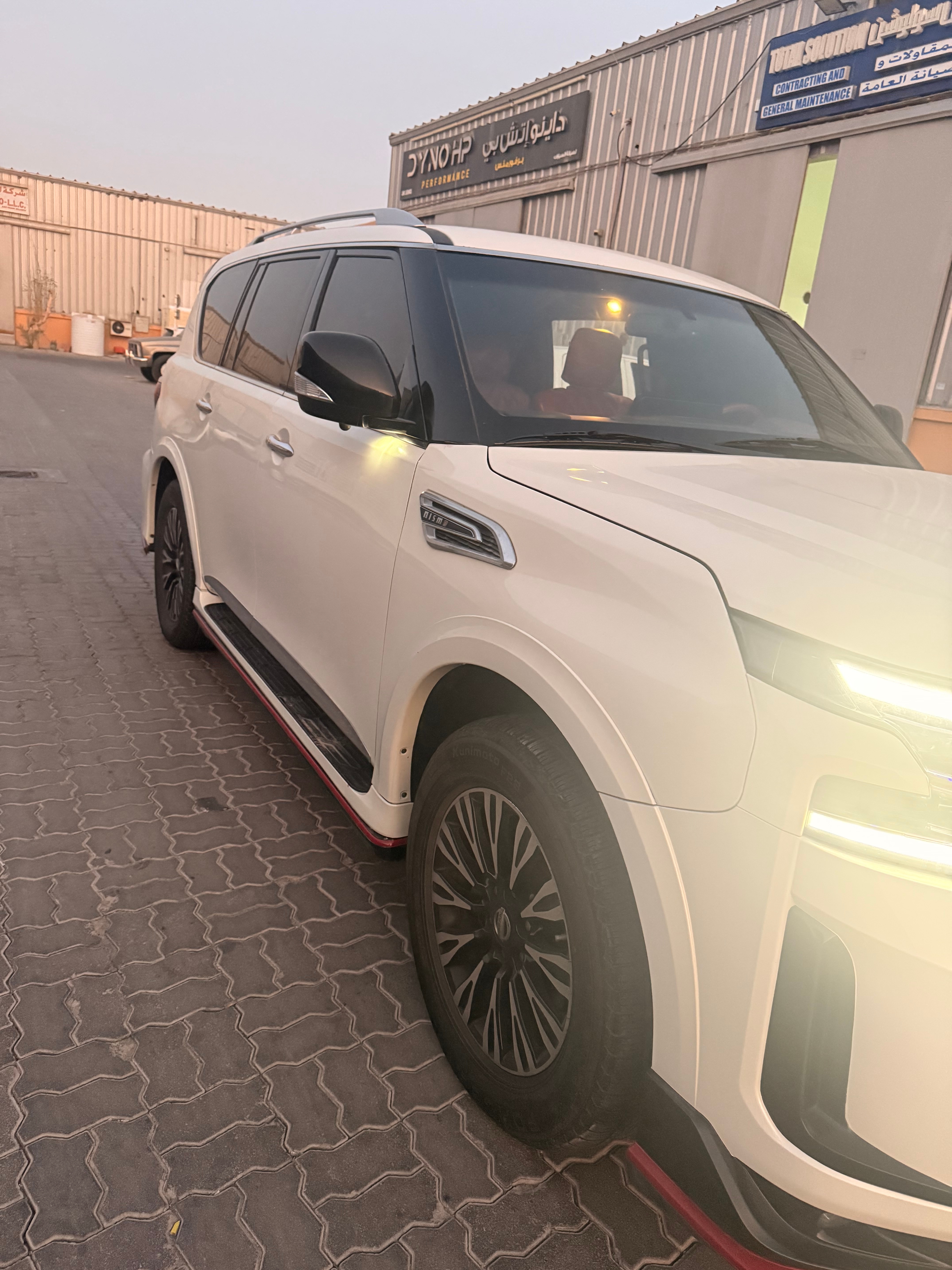 Bianca Nissan Patrol Platinum V8 2014