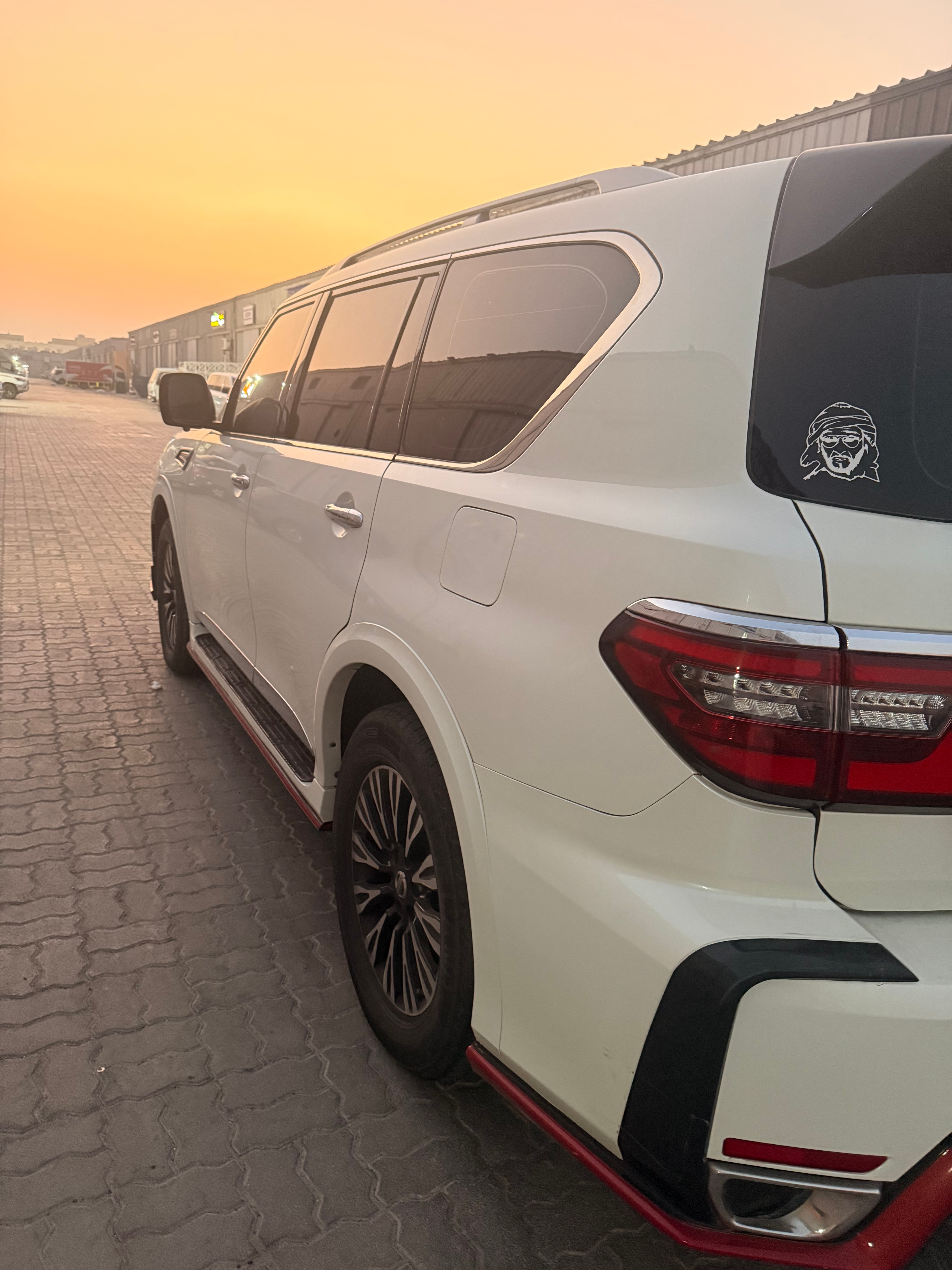 Bianca Nissan Patrol Platinum V8 2014