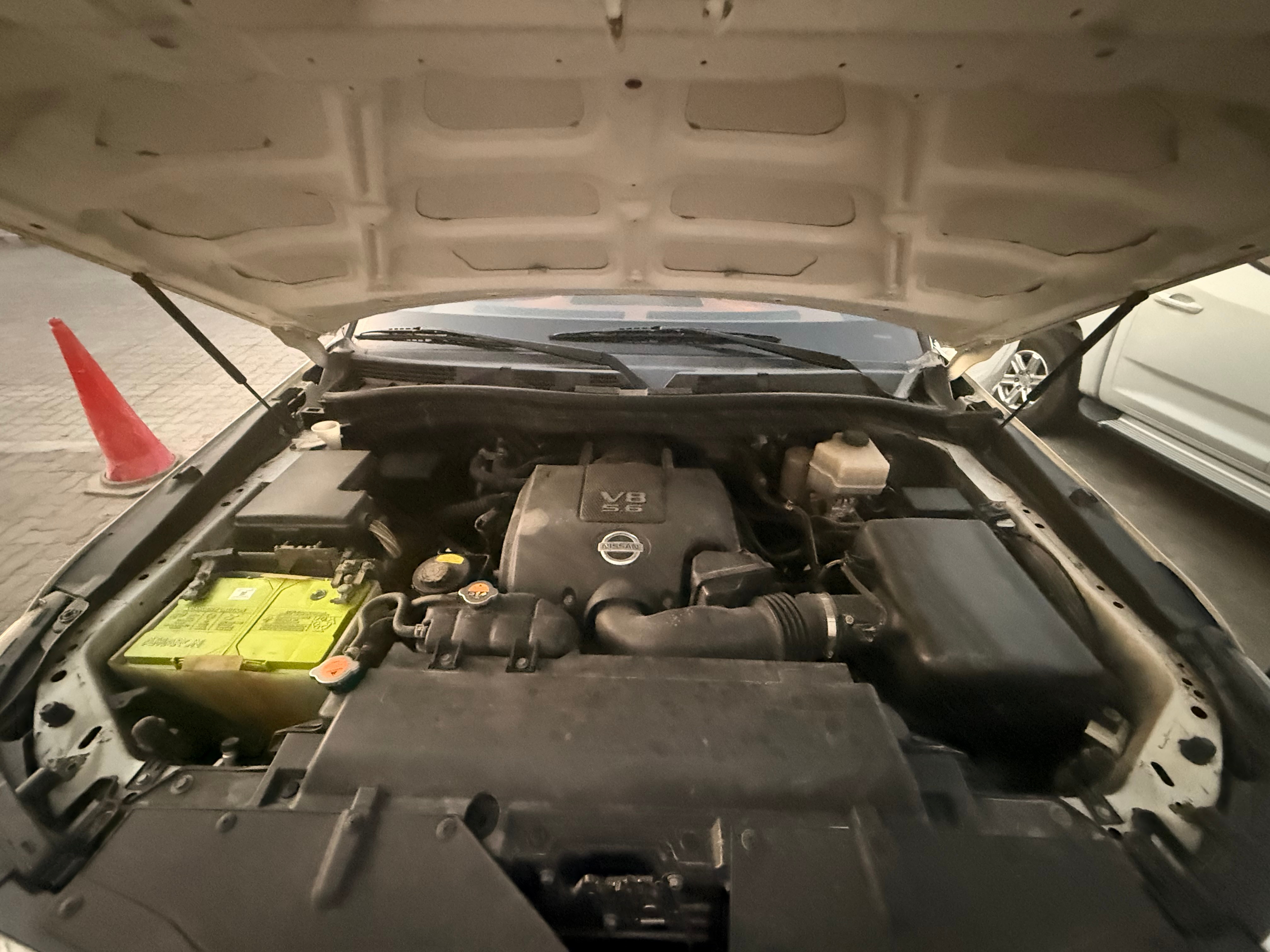 Bianca Nissan Patrol Platinum V8 2014