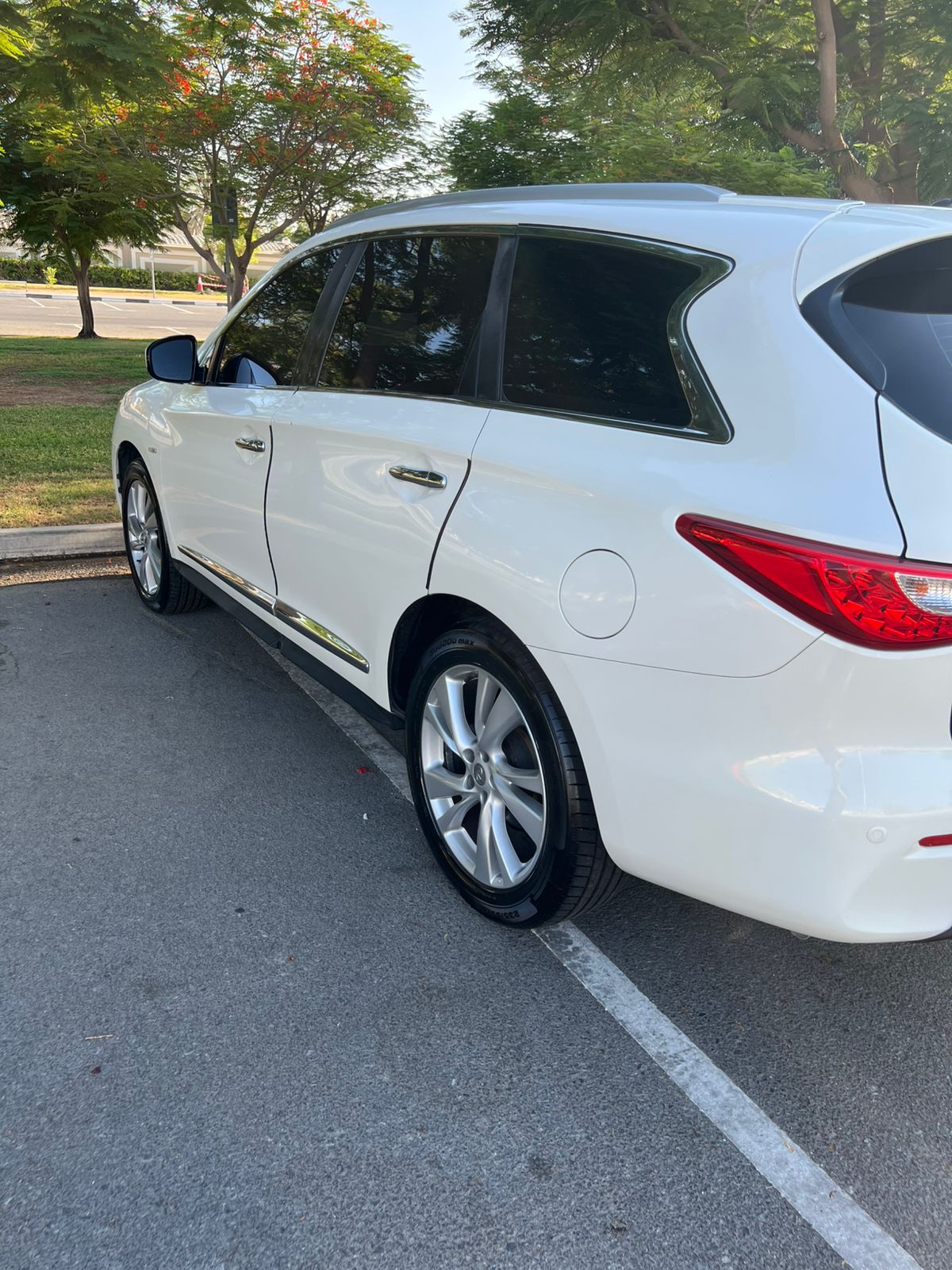 White Infiniti JX JX35 2013