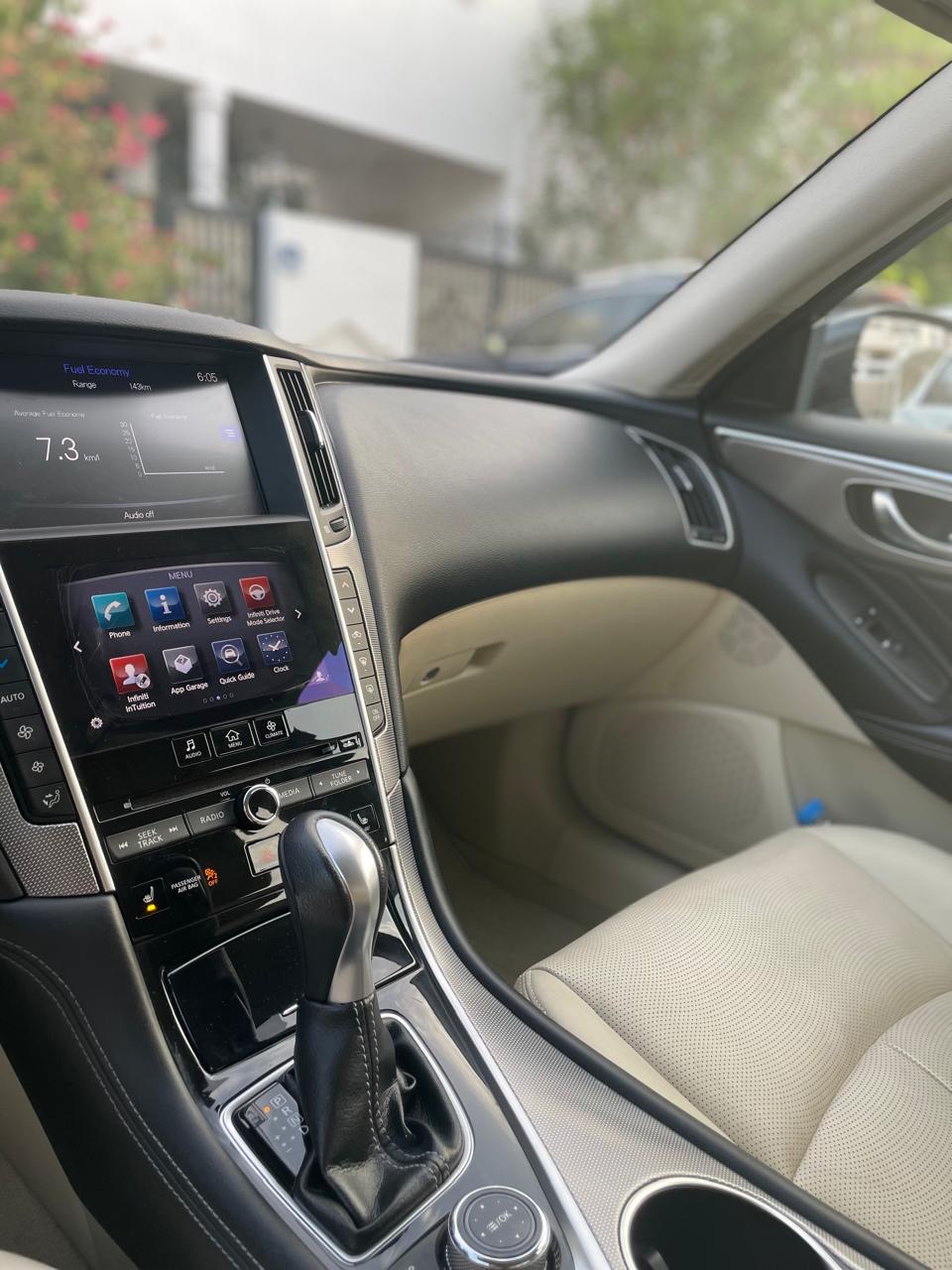 Azul Infiniti Q50 2.0t 2017
