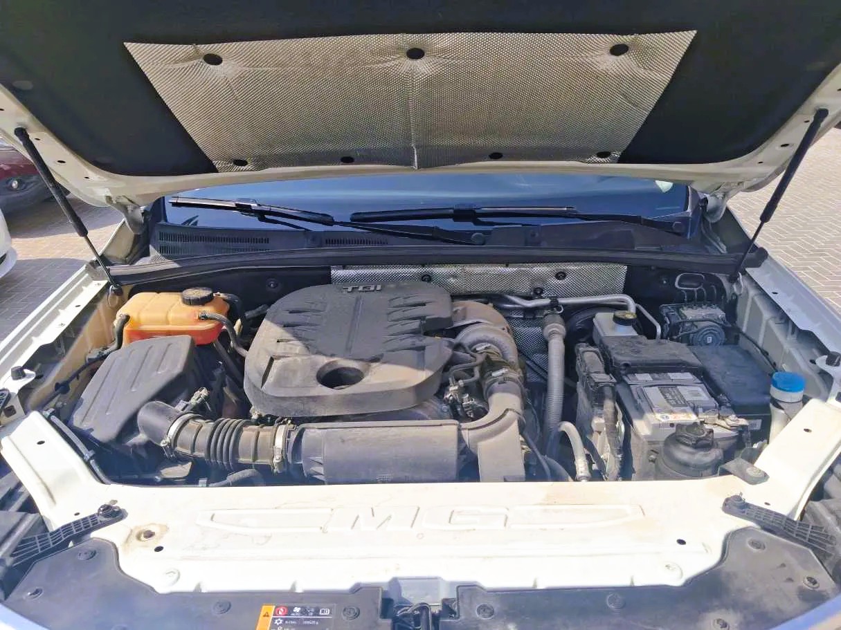 白色的 MG RX8 Luxury 2020