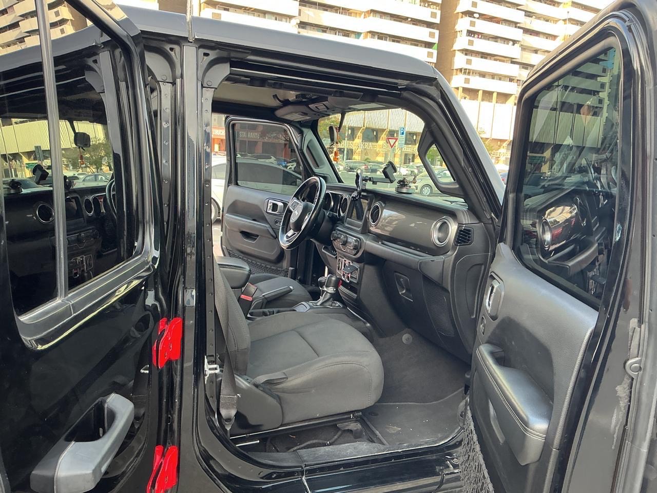 Siyah Jeep Wrangler Sahara 2021