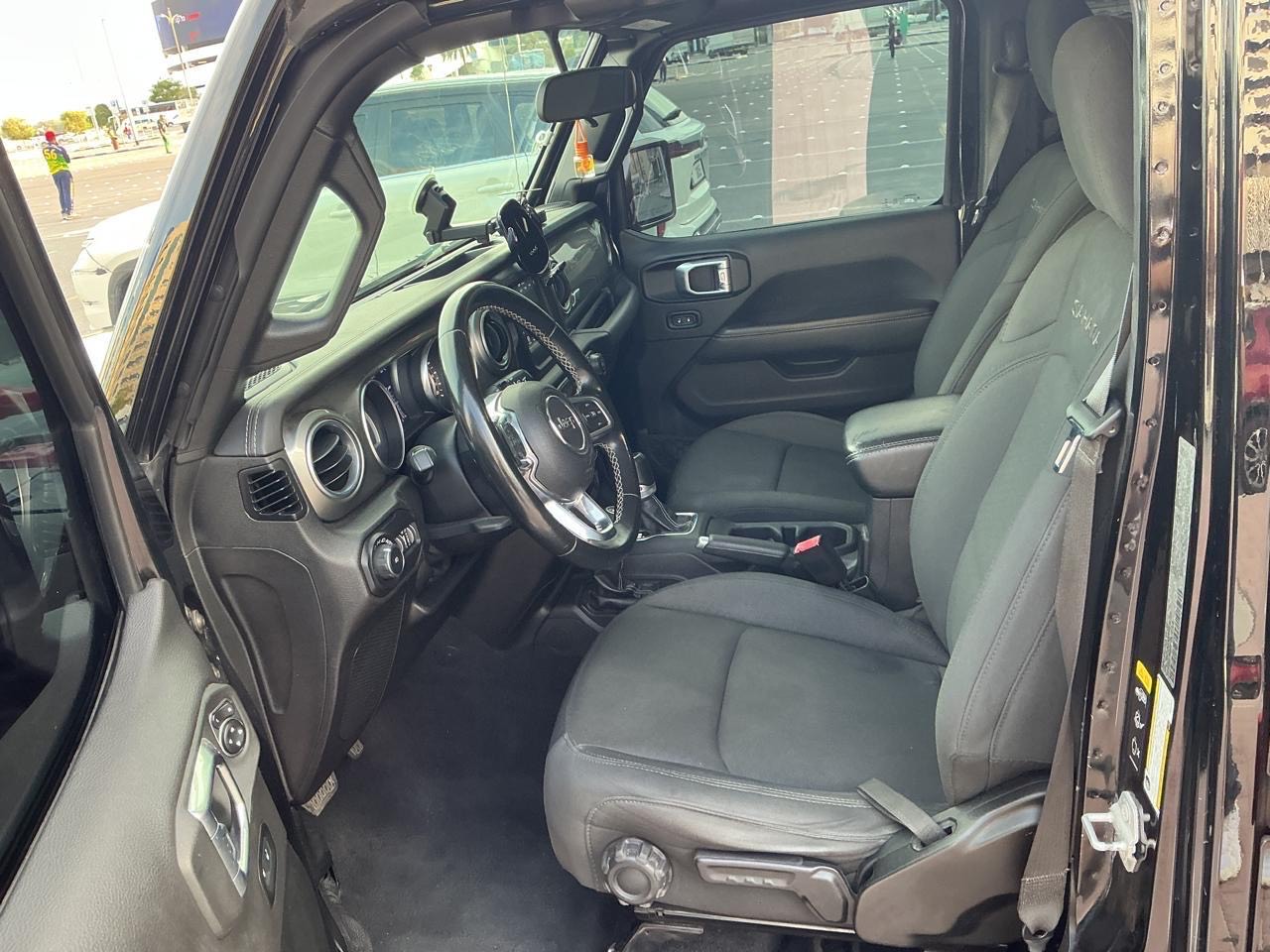 Siyah Jeep Wrangler Sahara 2021