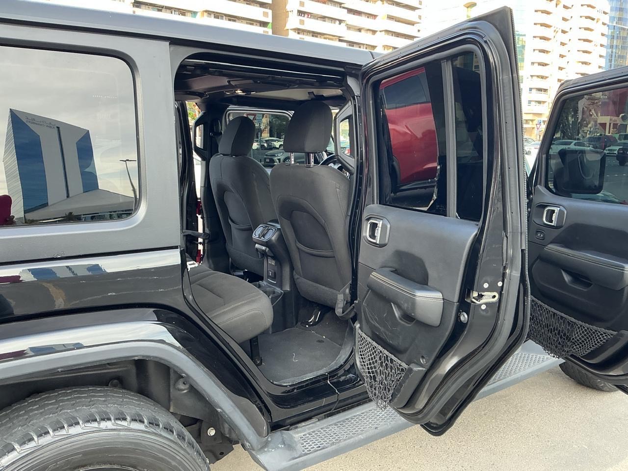 Siyah Jeep Wrangler Sahara 2021