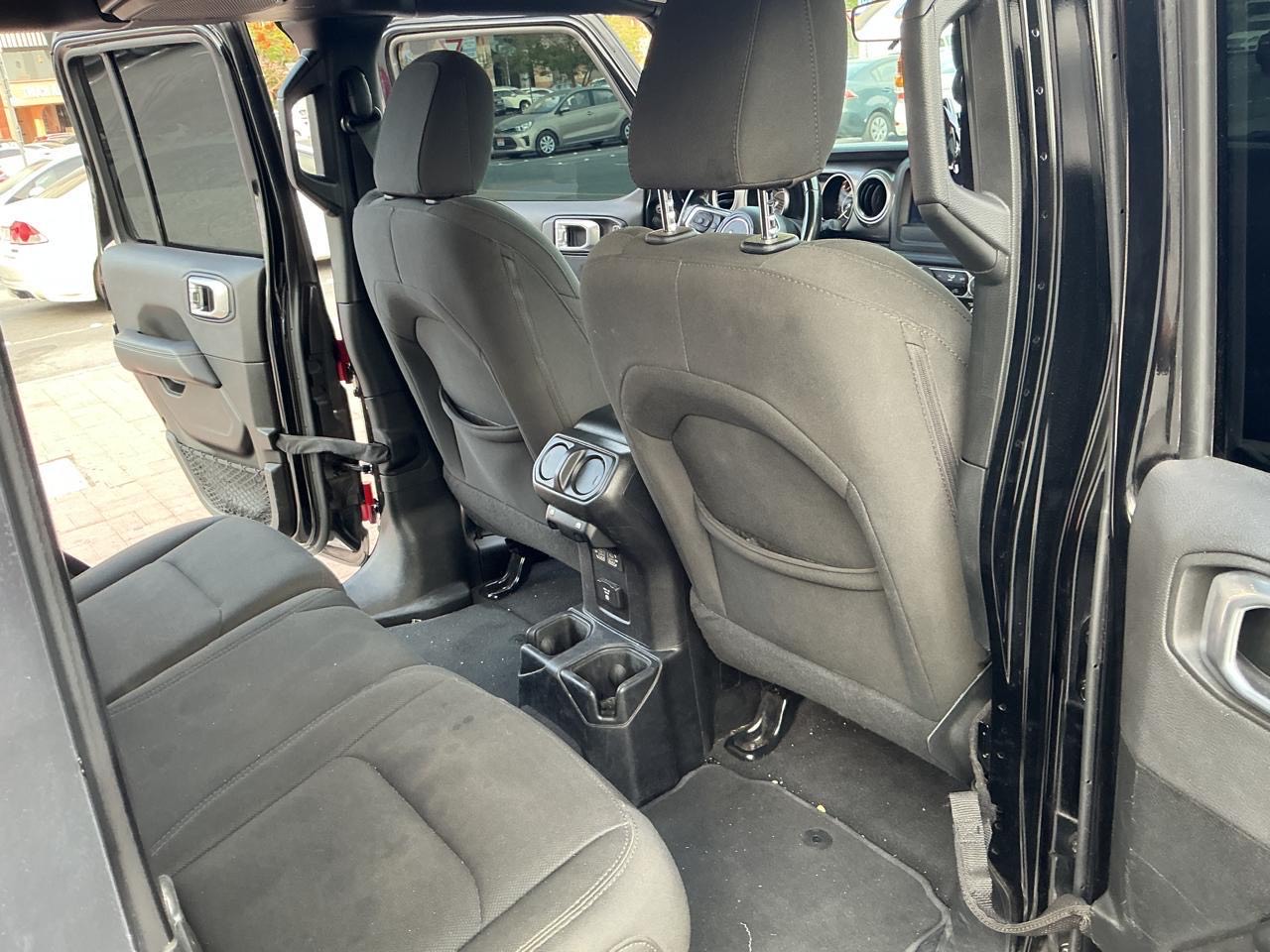 Siyah Jeep Wrangler Sahara 2021