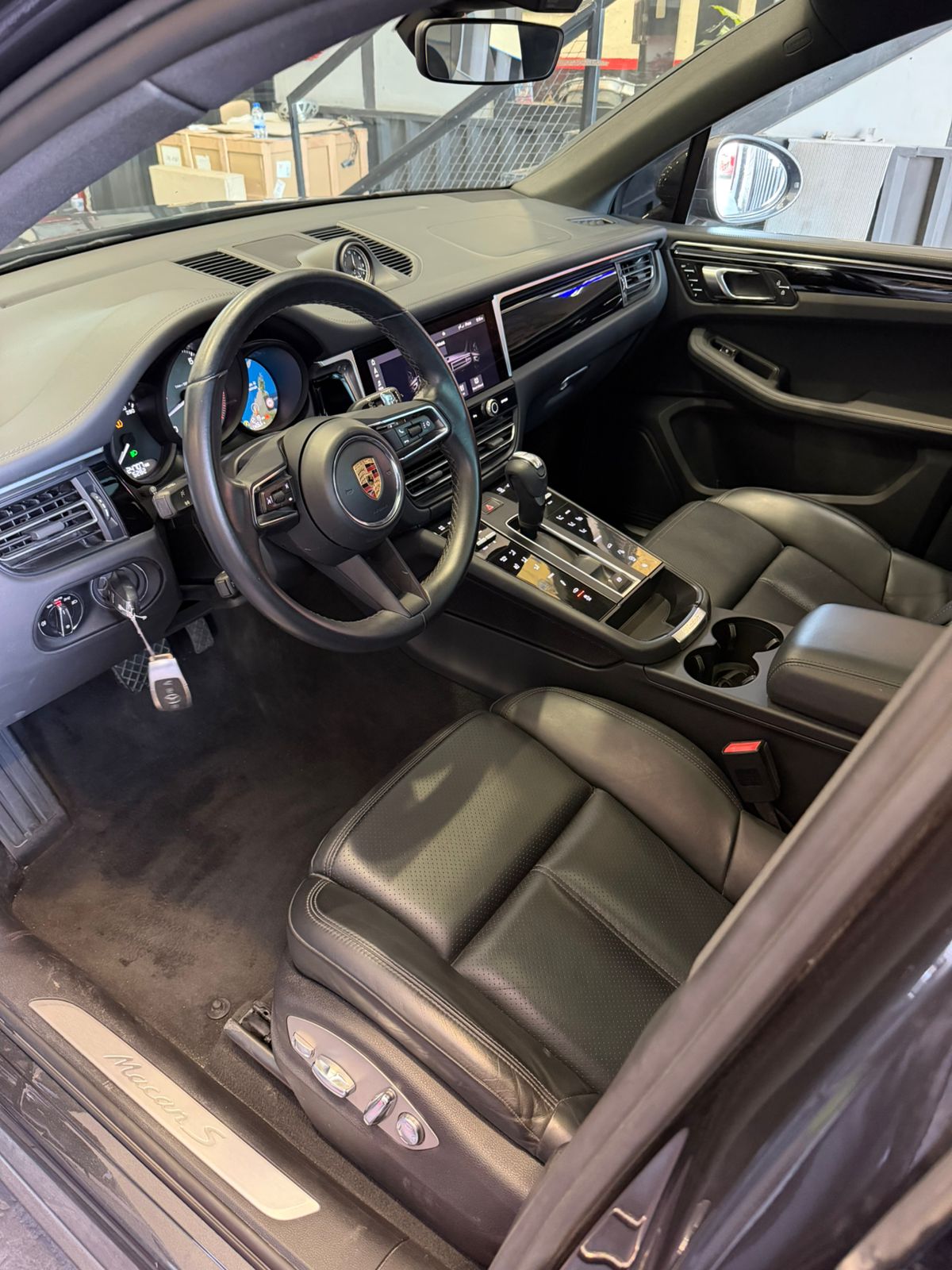 Gris oscuro Porsche Macan Sport Edition 2024