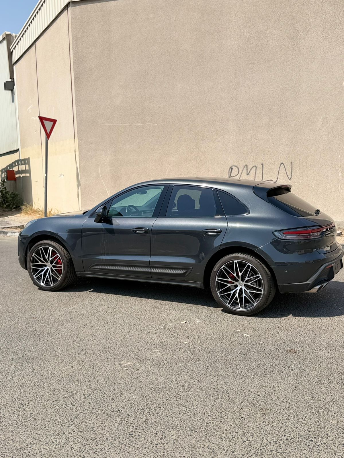 Gris oscuro Porsche Macan Sport Edition 2024