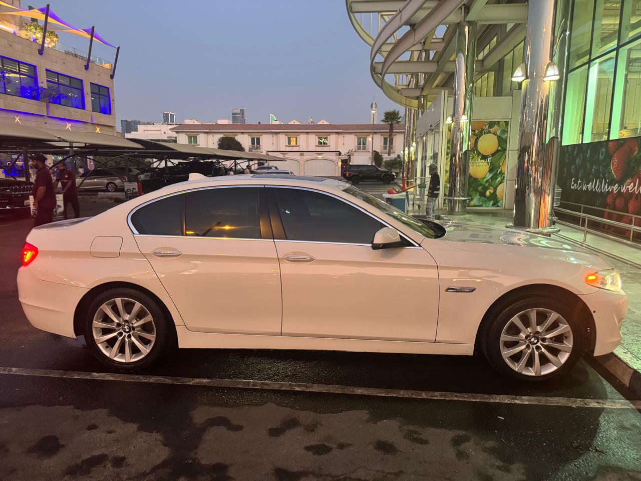 Blanc BMW 528i 2013