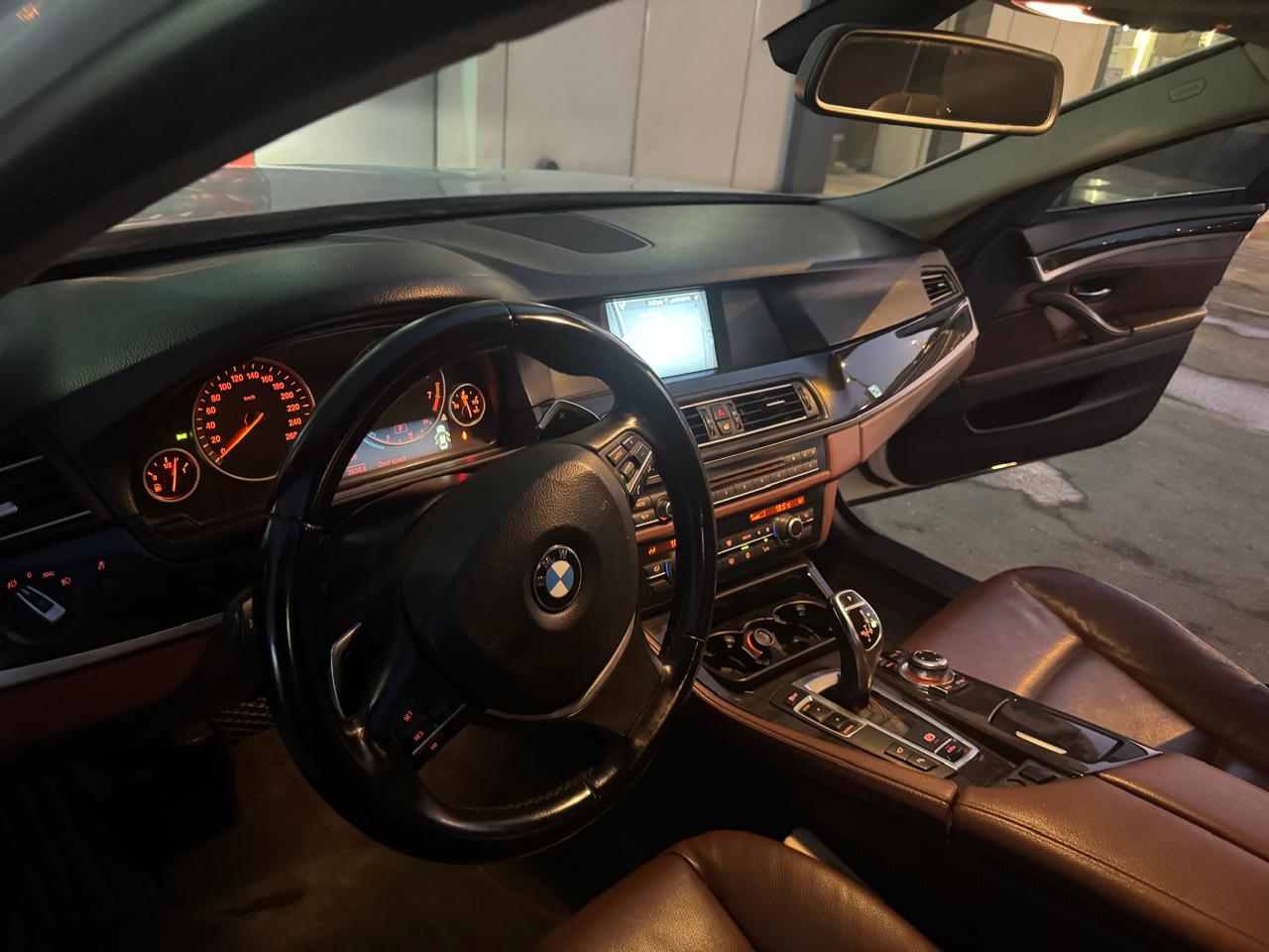 Blanc BMW 528i 2013