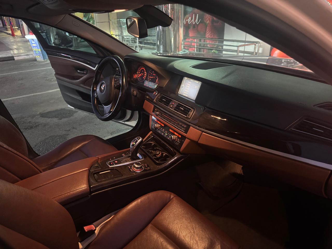 Blanc BMW 528i 2013