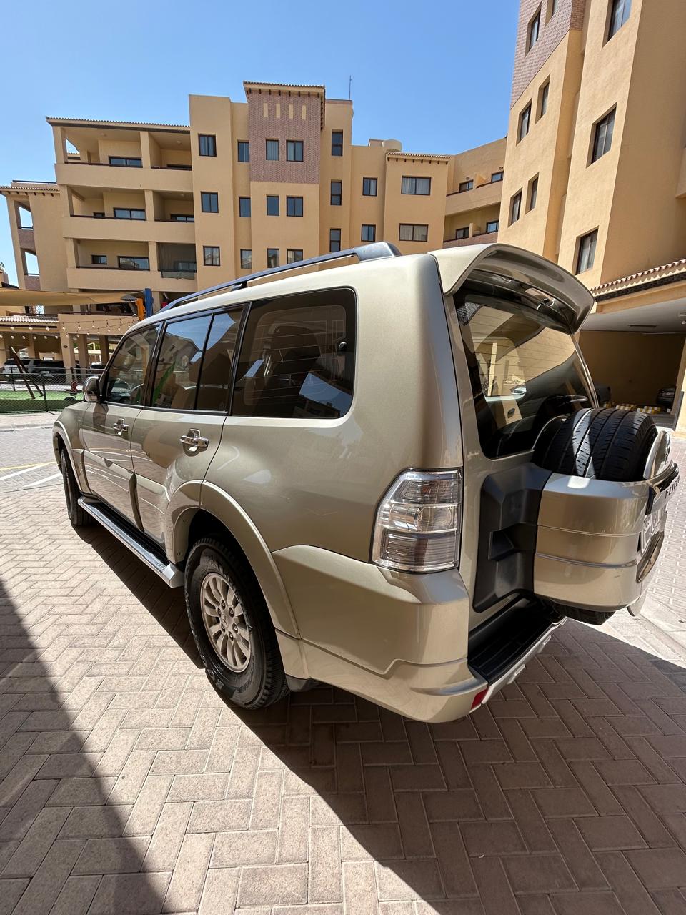 Золото Mitsubishi Pajero GLS 5 Door 2012 год