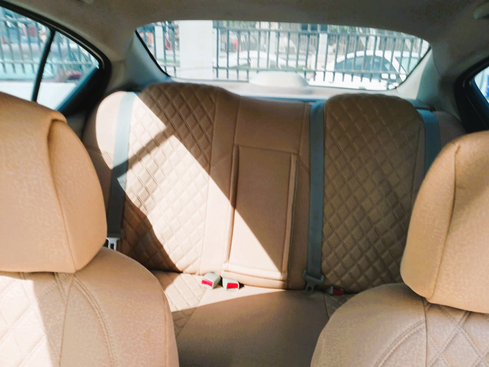 Weiß Nissan Sunny Base 2016