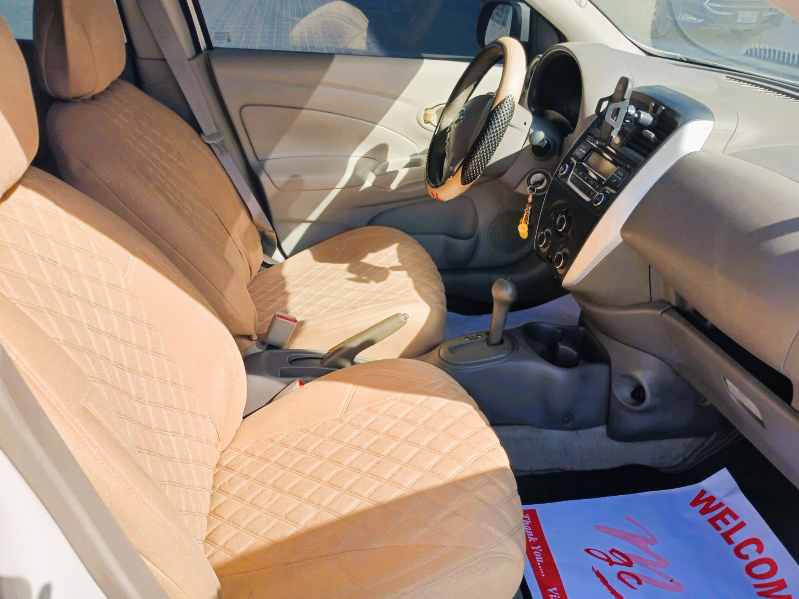 Weiß Nissan Sunny Base 2016