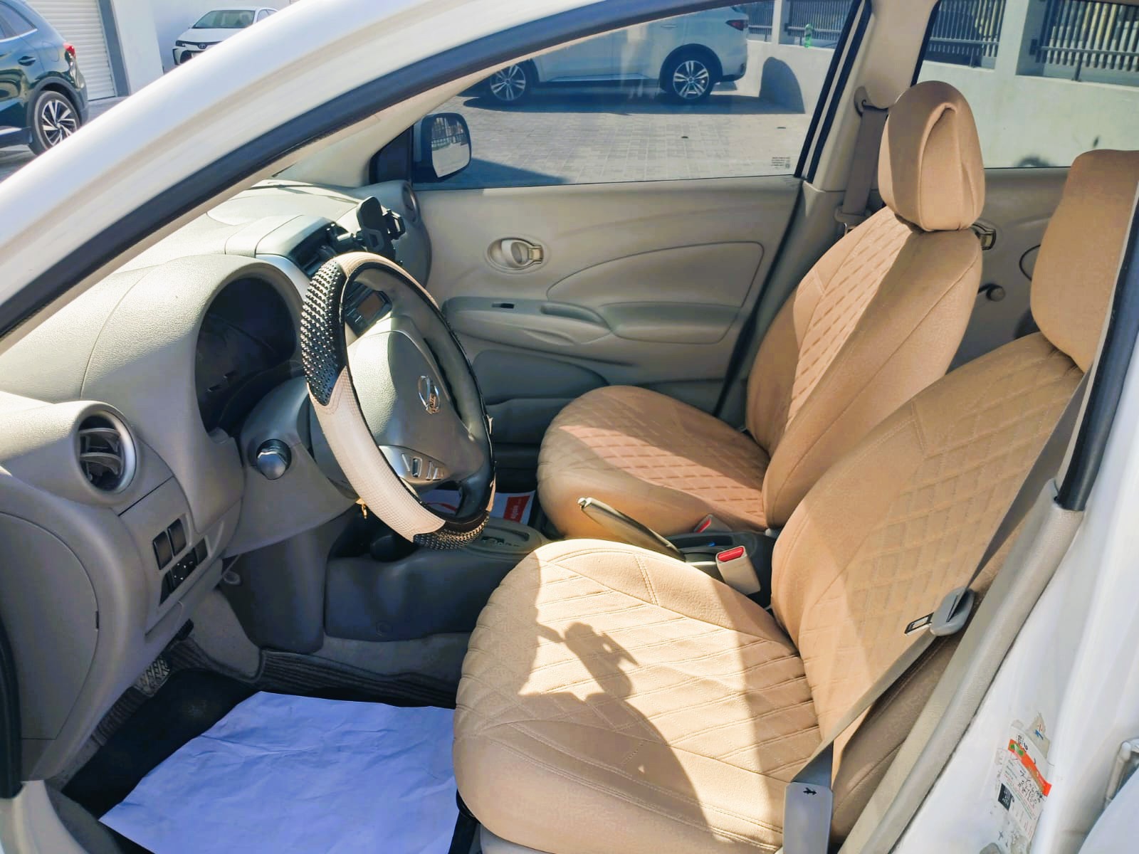 Weiß Nissan Sunny Base 2016