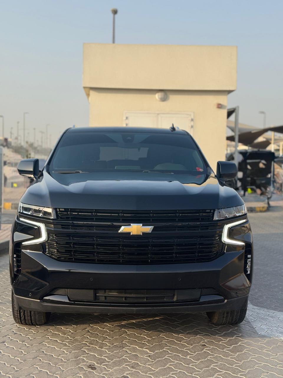 Черный Chevrolet Tahoe V8 2022 год