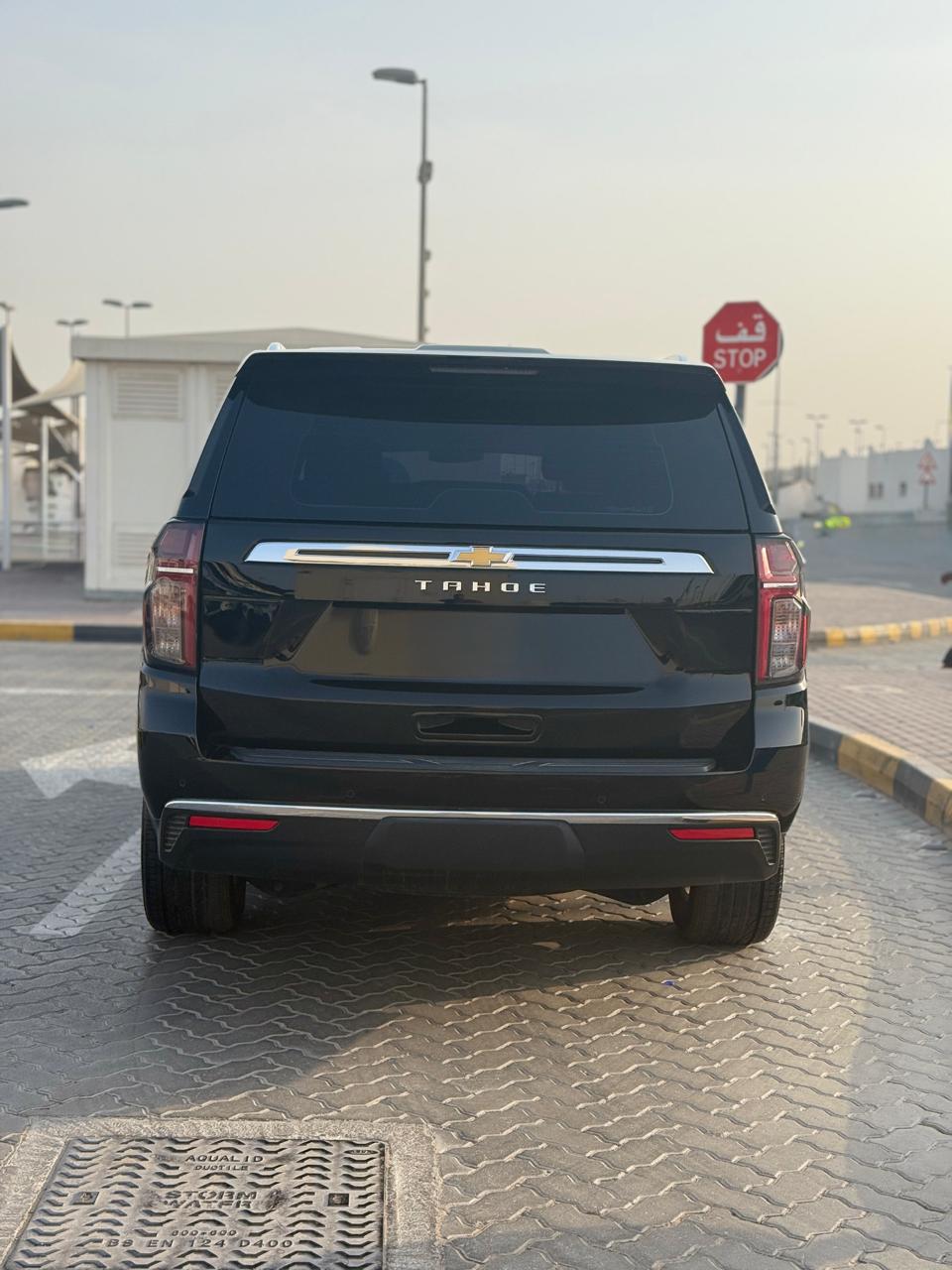 Черный Chevrolet Tahoe V8 2022 год