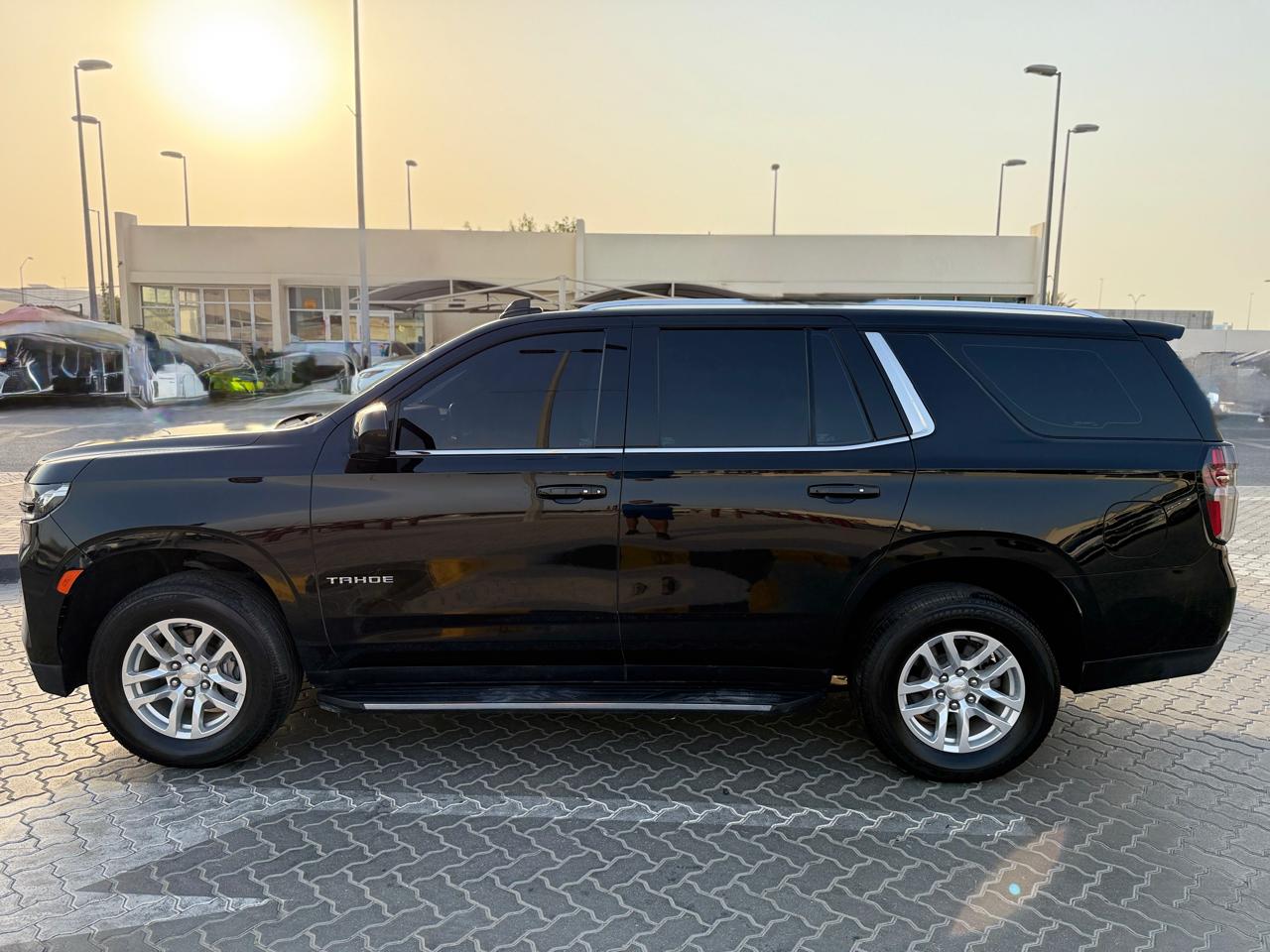 Черный Chevrolet Tahoe V8 2022 год