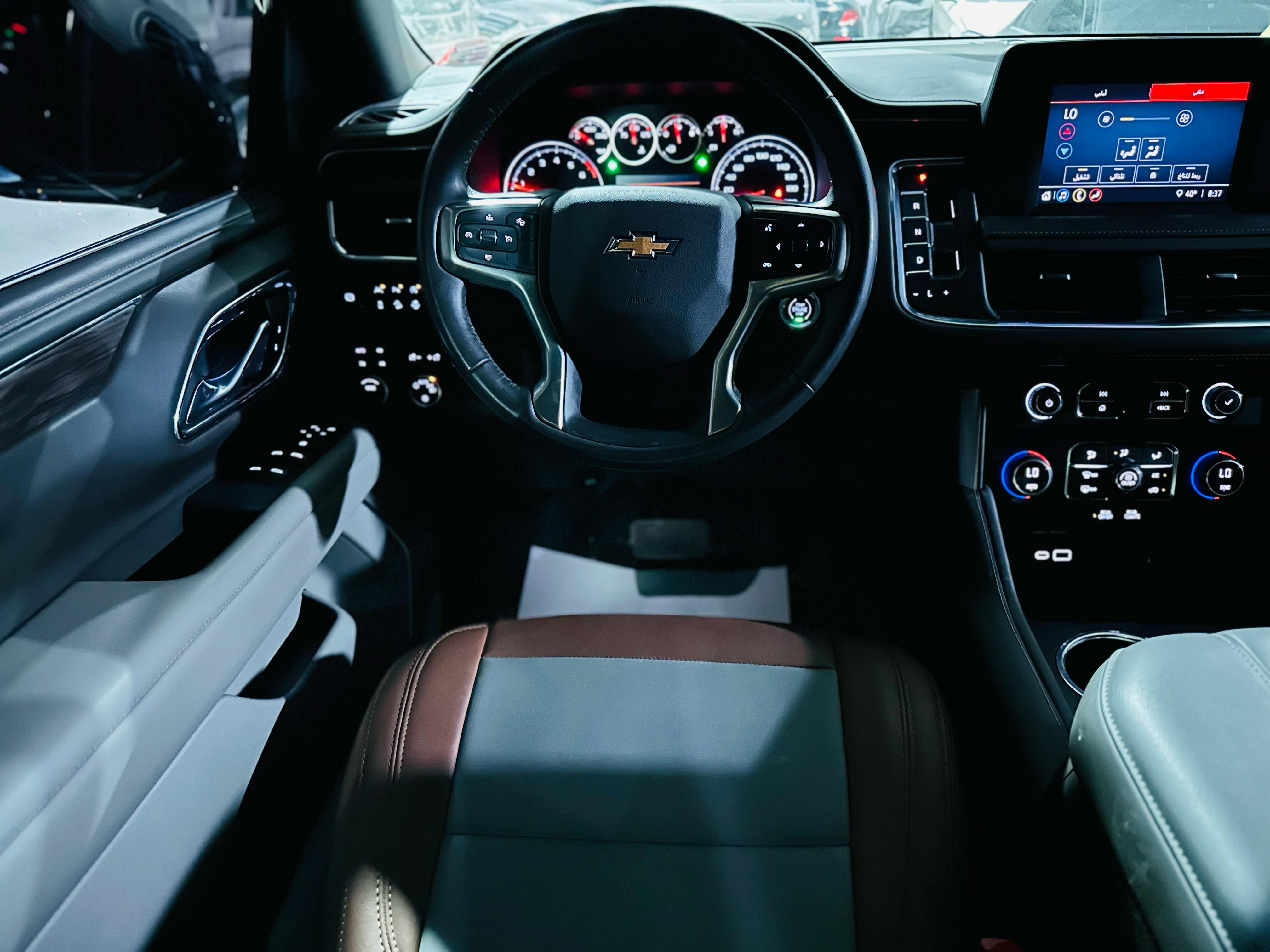 Черный Chevrolet Tahoe V8 2022 год