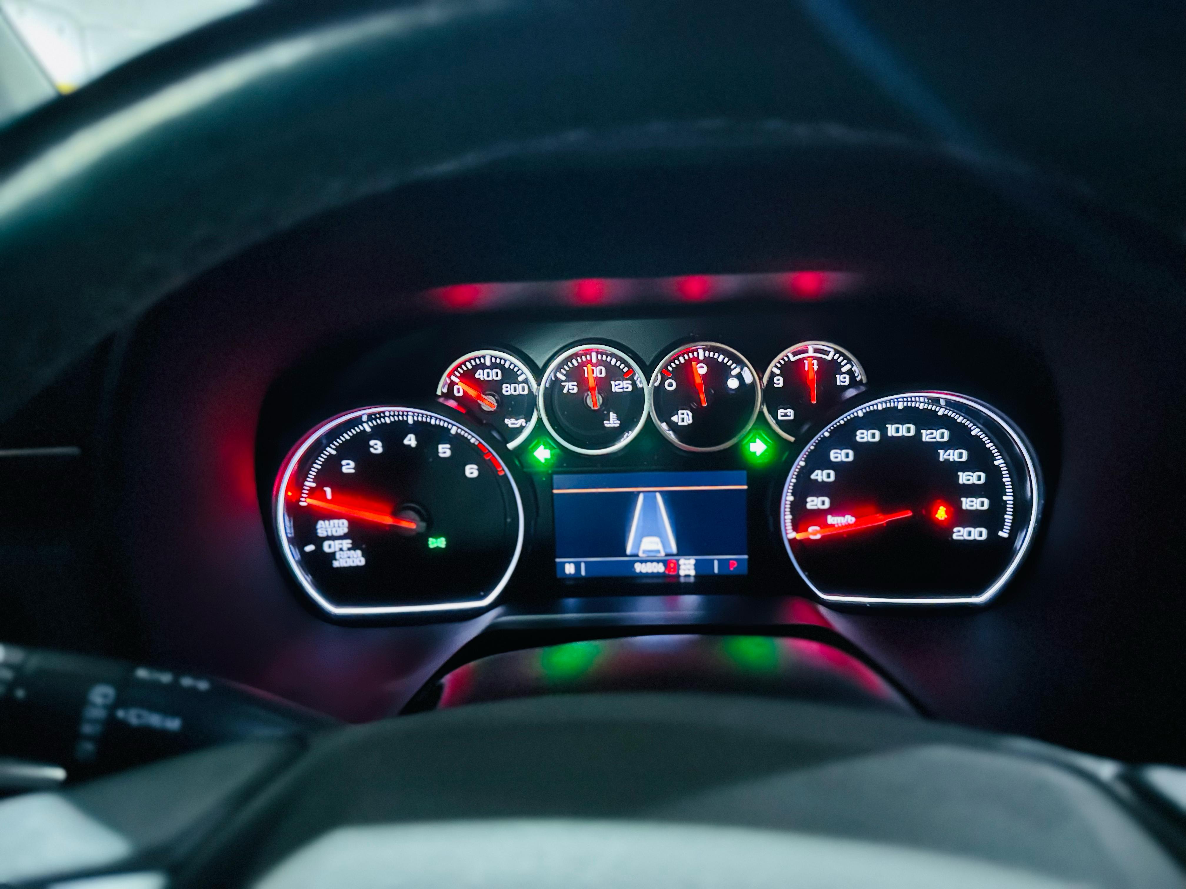 Черный Chevrolet Tahoe V8 2022 год