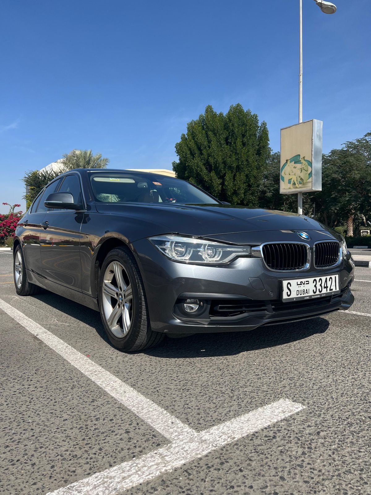 Gris foncé BMW 3 Series 318i 2017