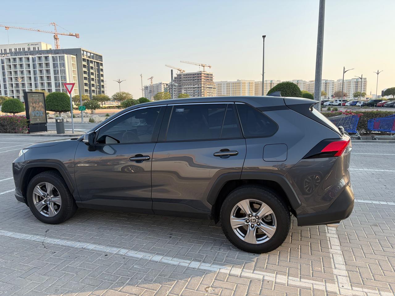 灰色的 丰田 RAV4 EX 2022