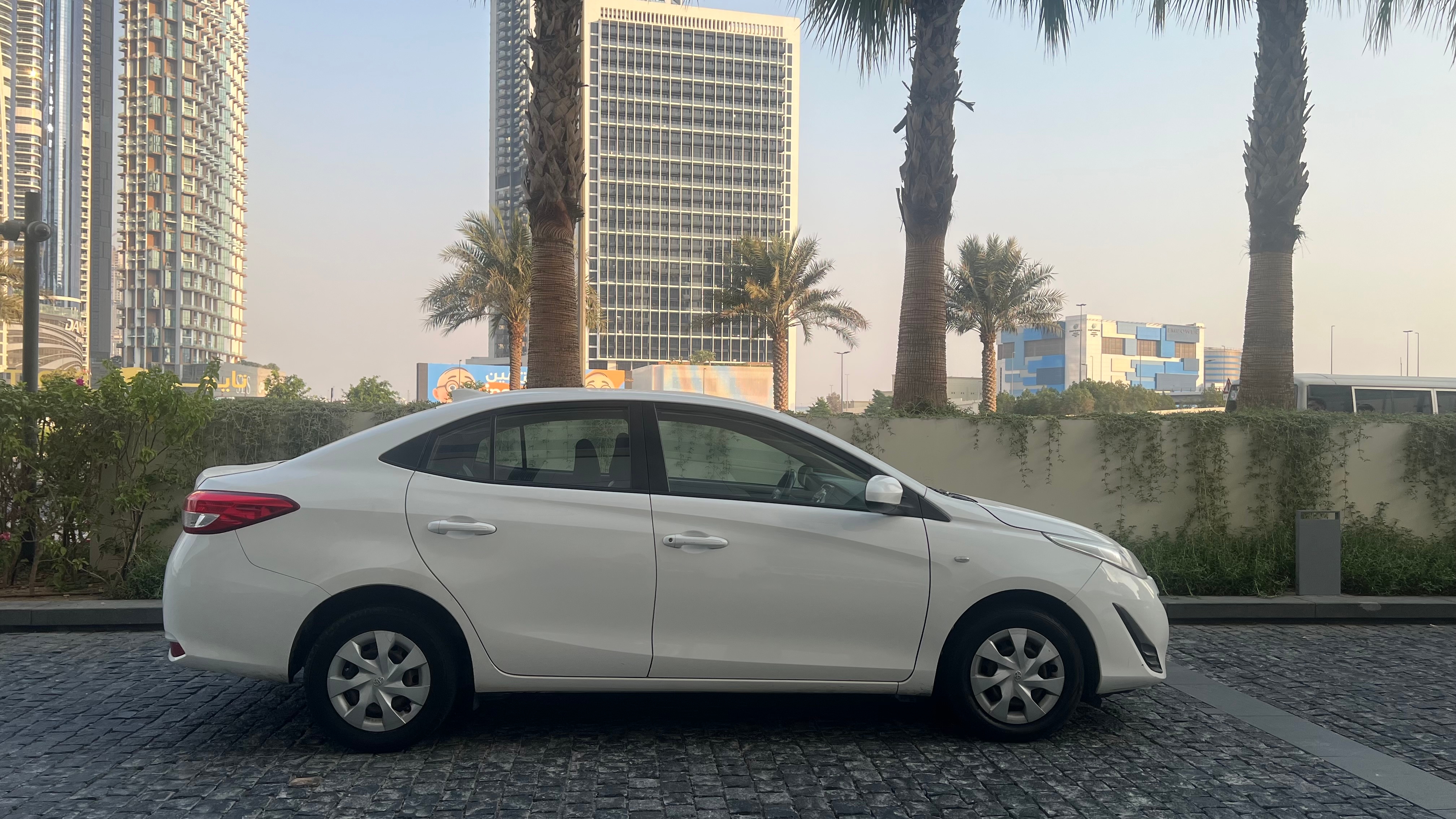 Белый Toyota Yaris Sedan 2019 год