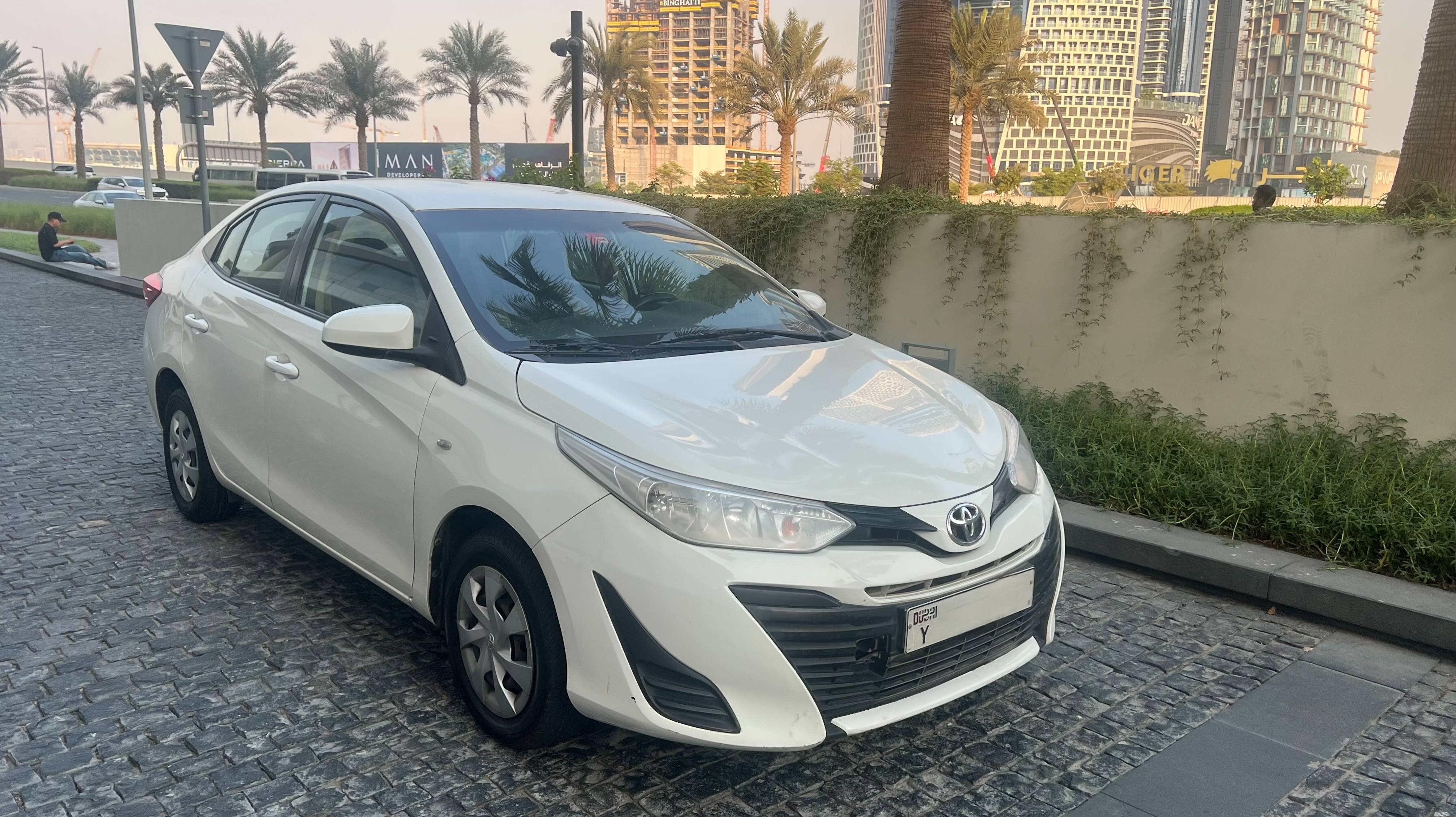 Белый Toyota Yaris Sedan 2019 год