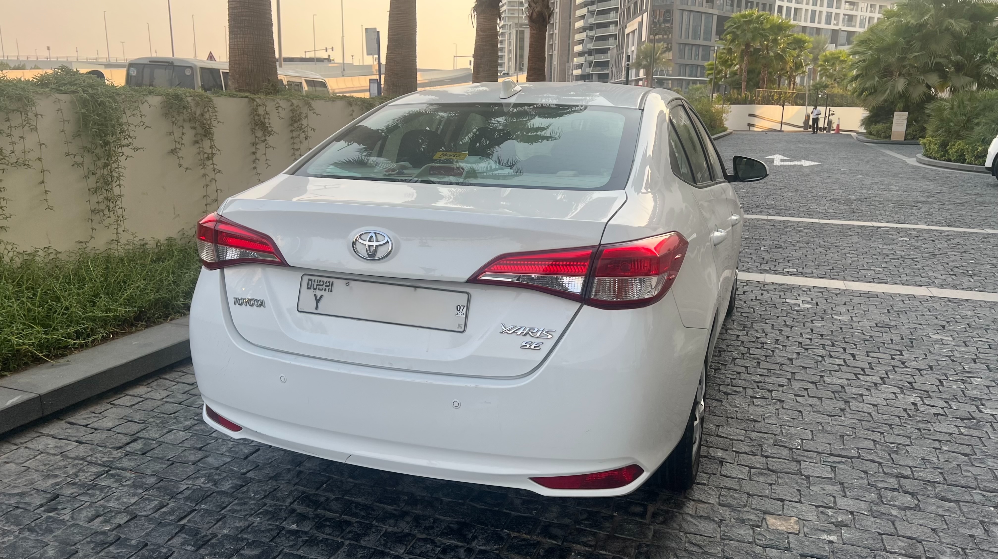 Белый Toyota Yaris Sedan 2019 год