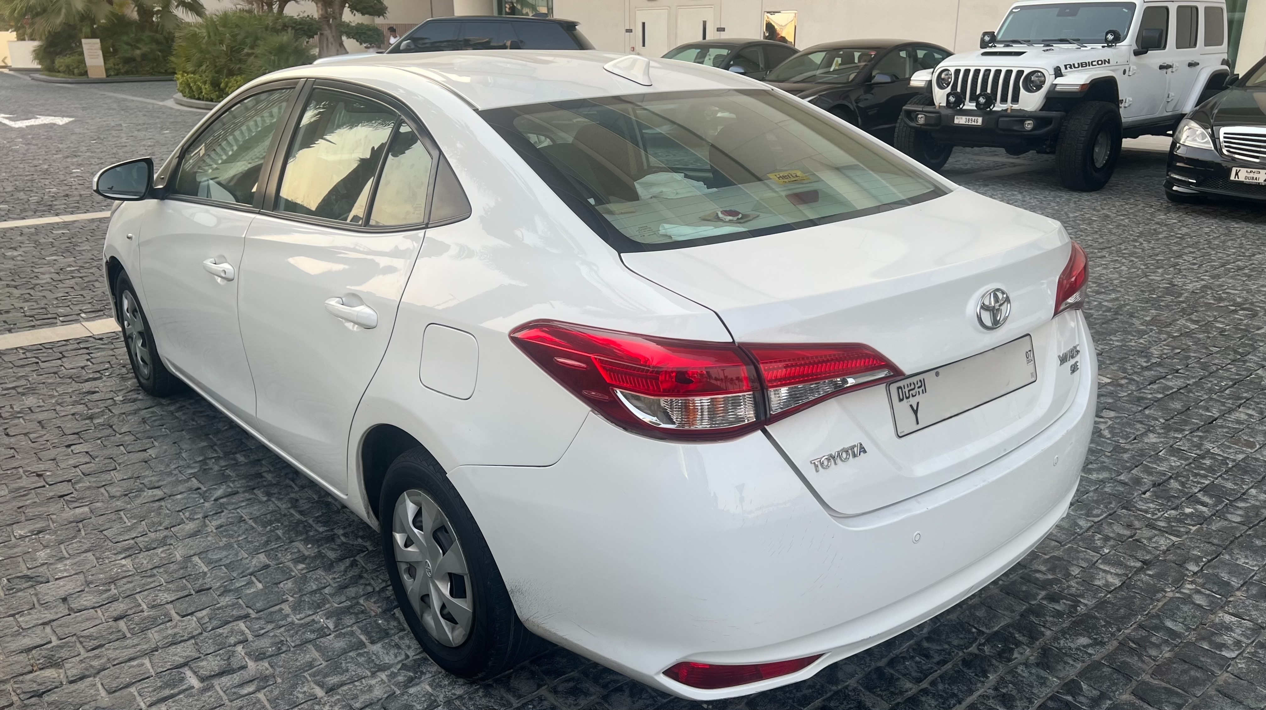 Белый Toyota Yaris Sedan 2019 год