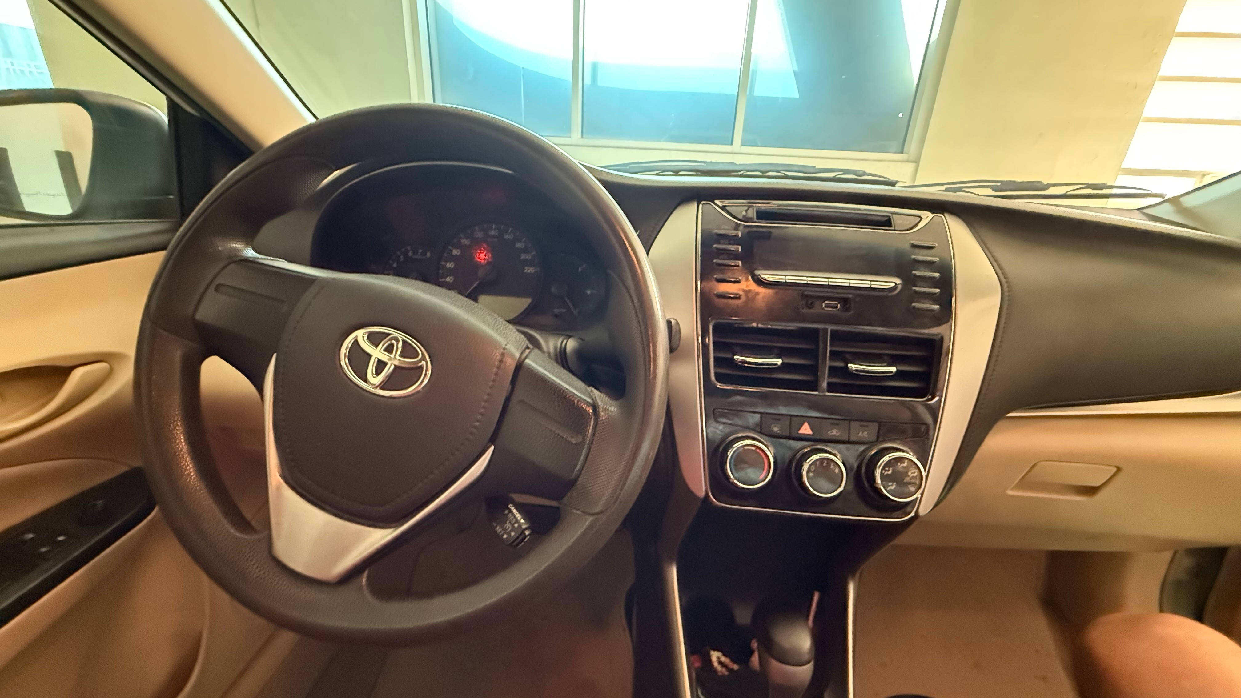 Белый Toyota Yaris Sedan 2019 год