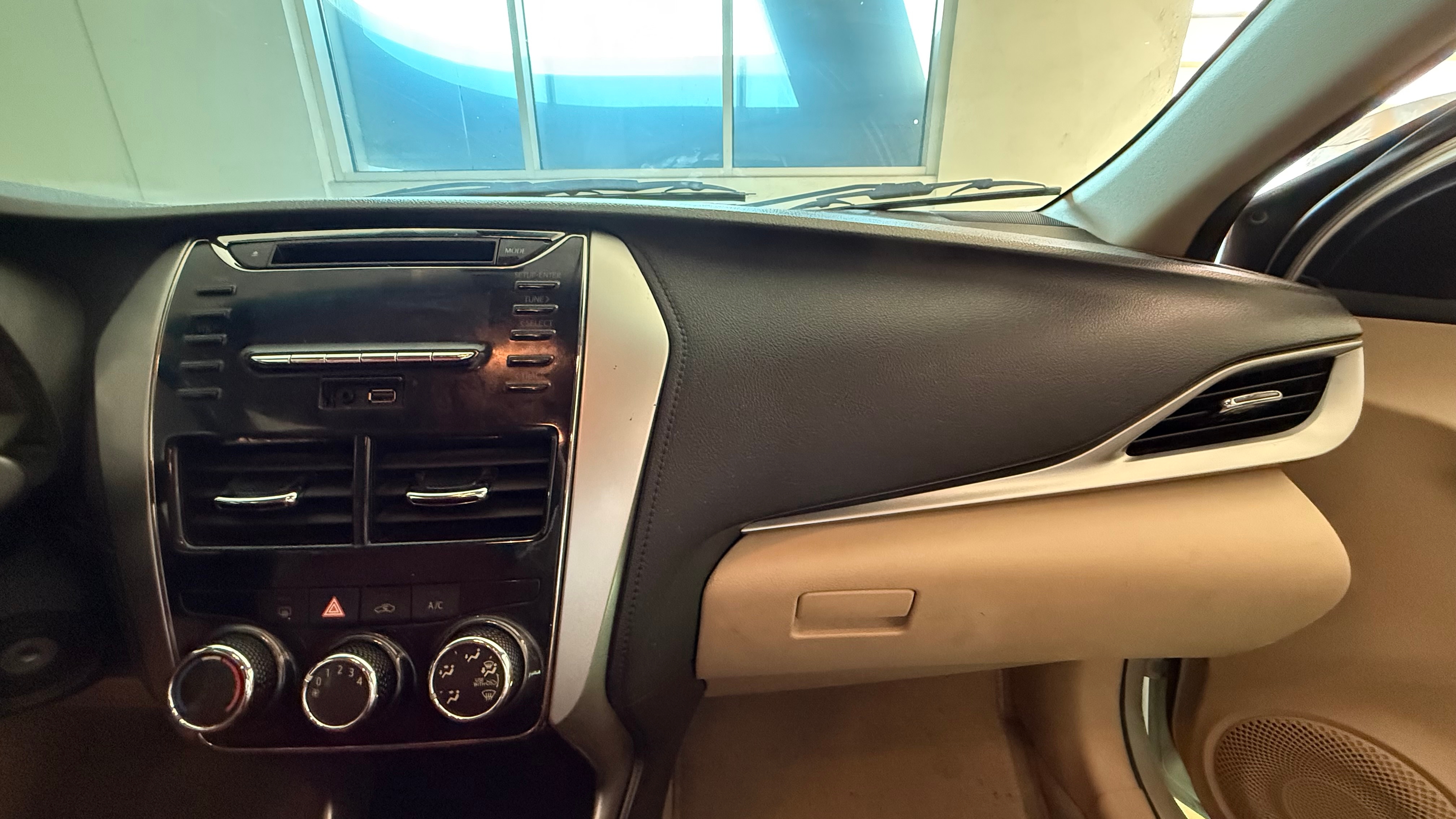 Белый Toyota Yaris Sedan 2019 год